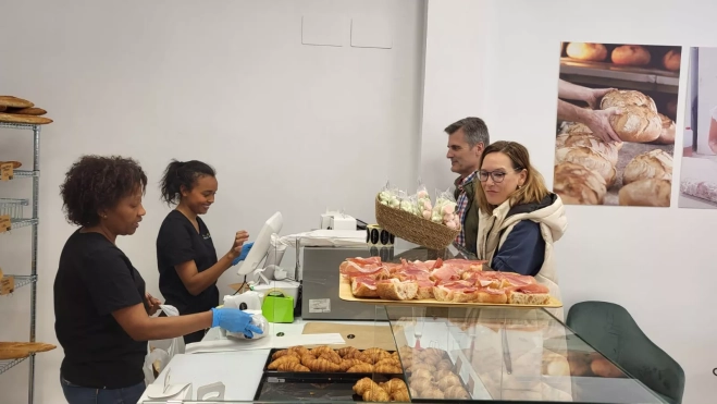 Álex ha hecho un buen número de clientes ya en su primer día de puertas abiertas Álex ha hecho un buen número de clientes ya en su primer día de puertas abiertas