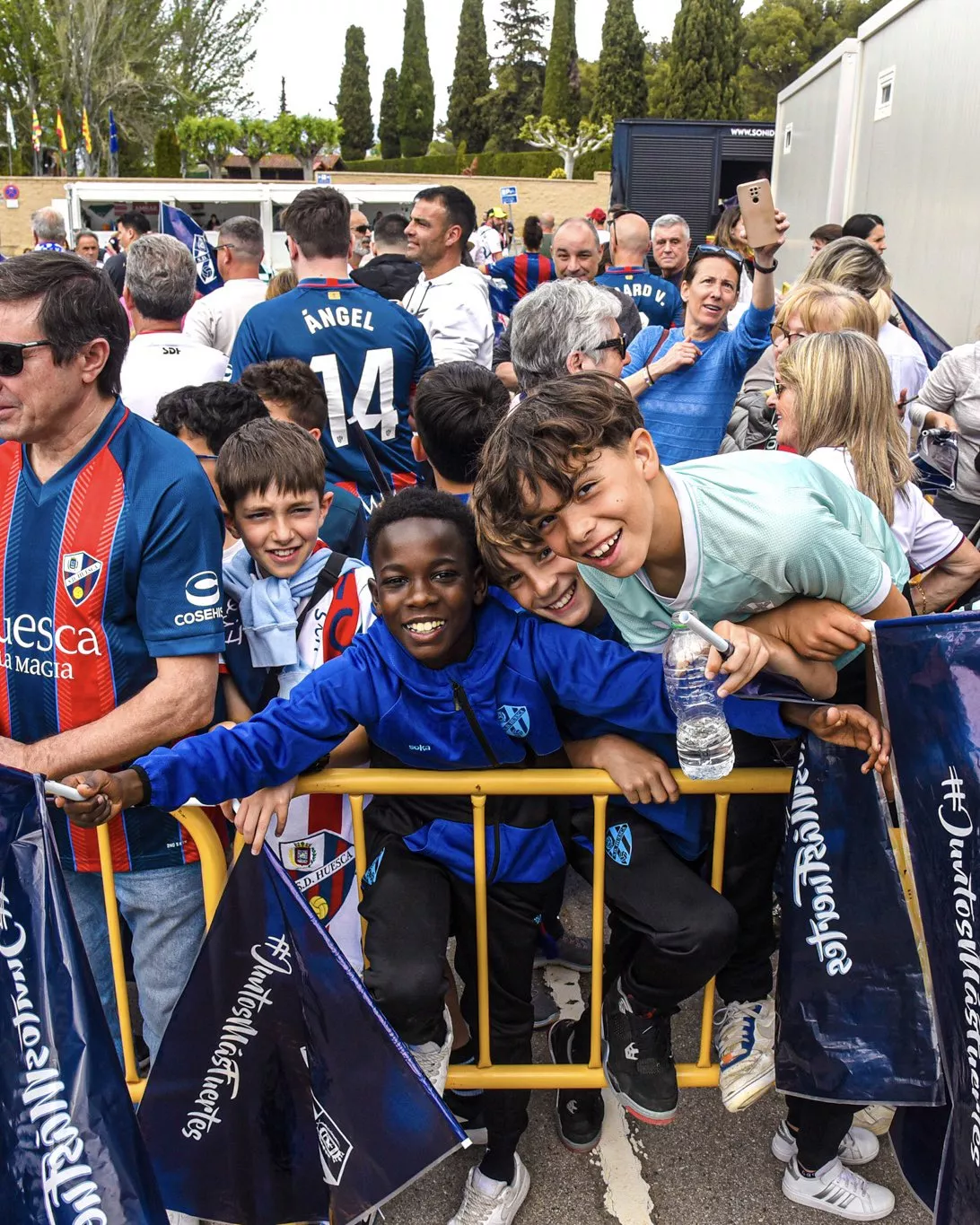 Imágenes del recibimiento del Huesca a su llegada a El Alcoraz