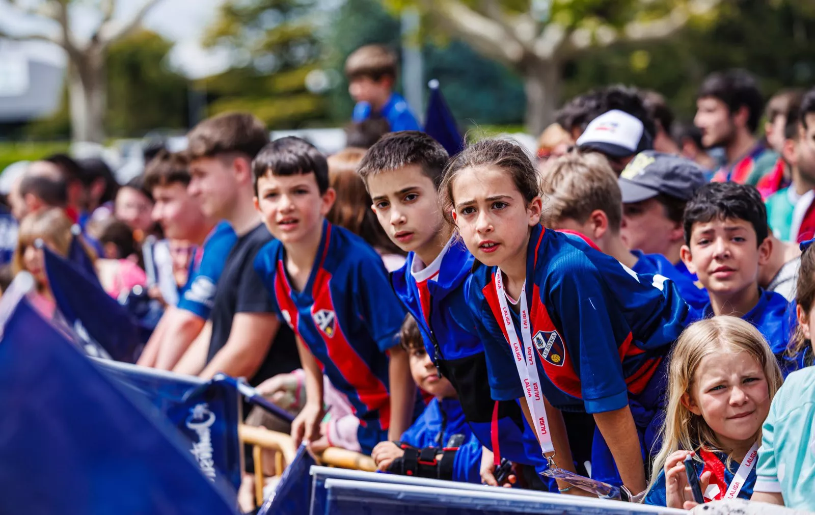 Imágenes del recibimiento del Huesca a su llegada a El Alcoraz