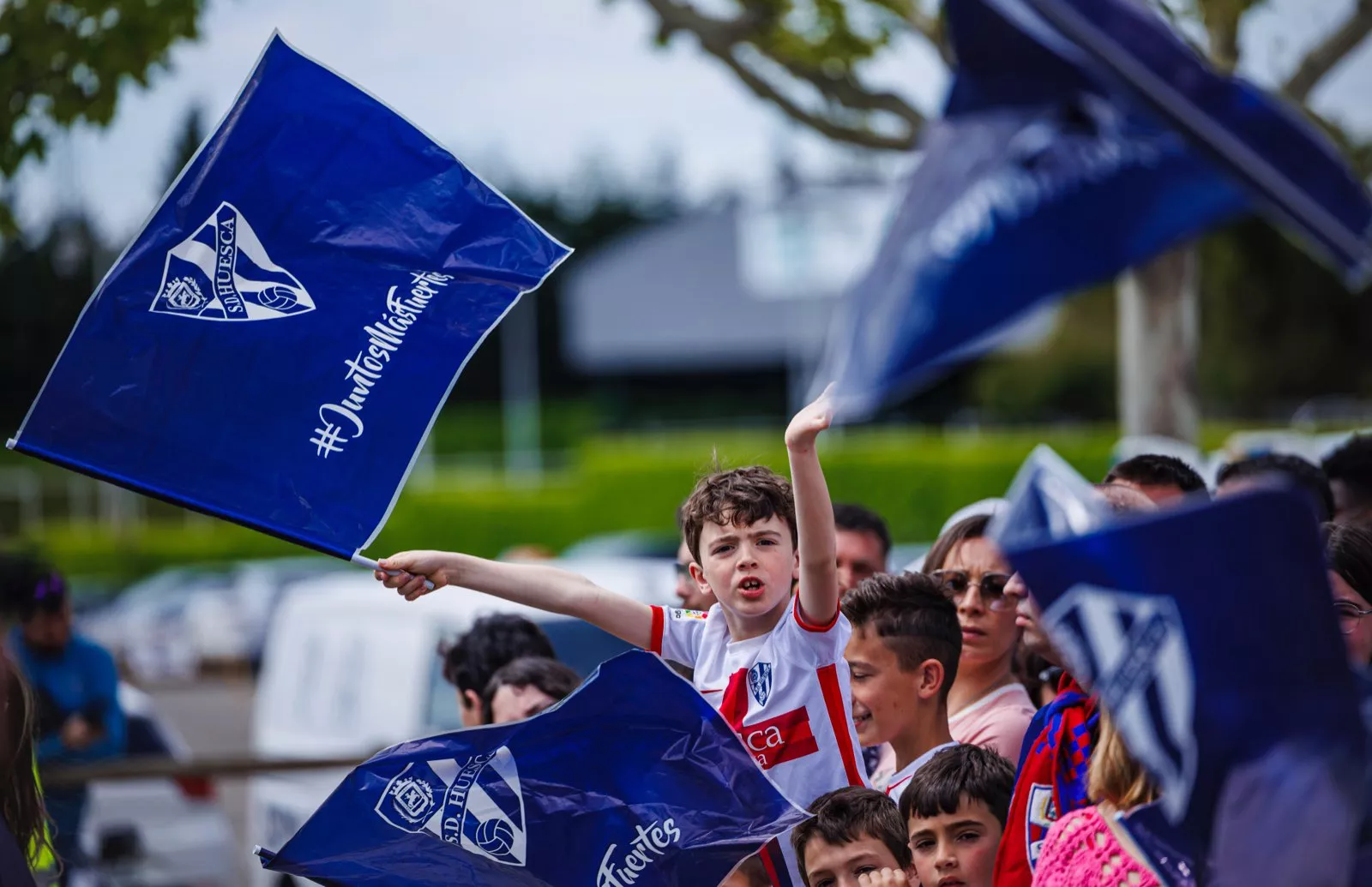 Imágenes del recibimiento del Huesca a su llegada a El Alcoraz