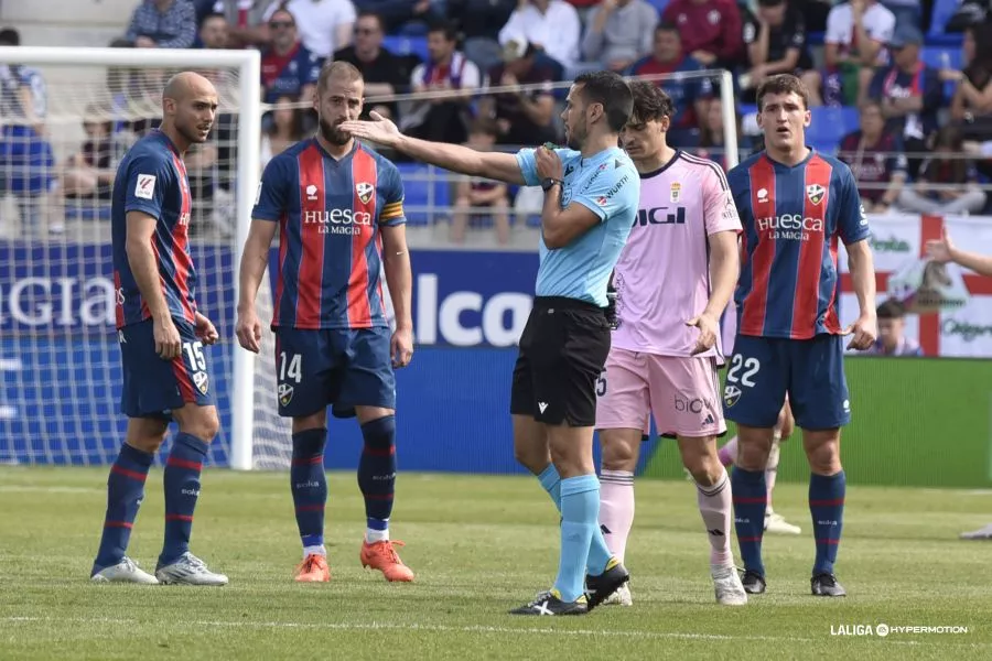 González Francés, protagonista en la derrota del Huesca ante el Real Oviedo.
