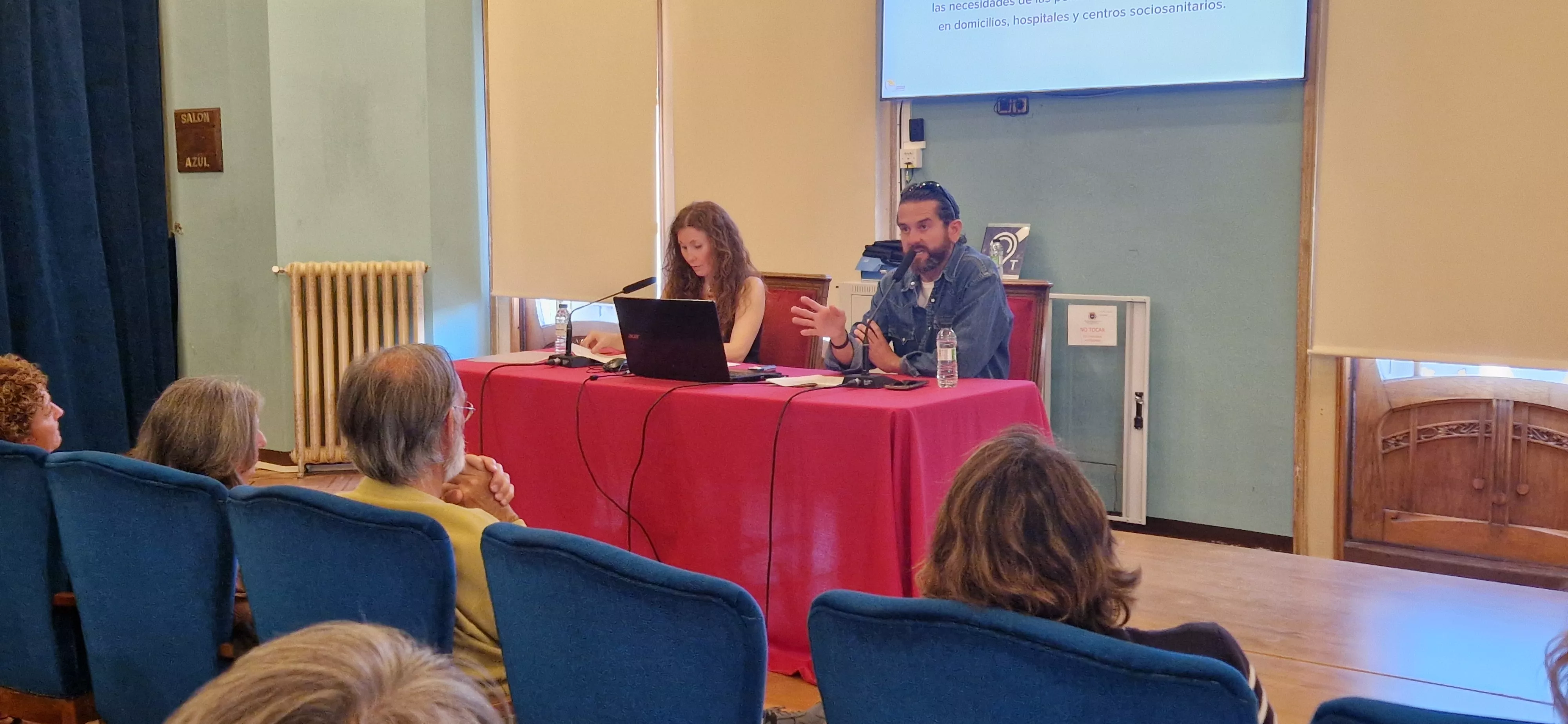 Javier Moraleda explica la puesta en marcha de la nueva asociación Huesca ciudad compasiva. Foto Myriam Martínez