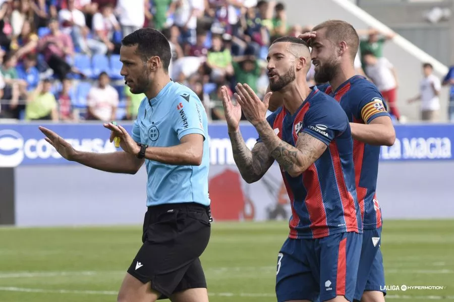 Esto fue lo que dijo González Francés en la revisión del "no penalti" en el Huesca-Oviedo