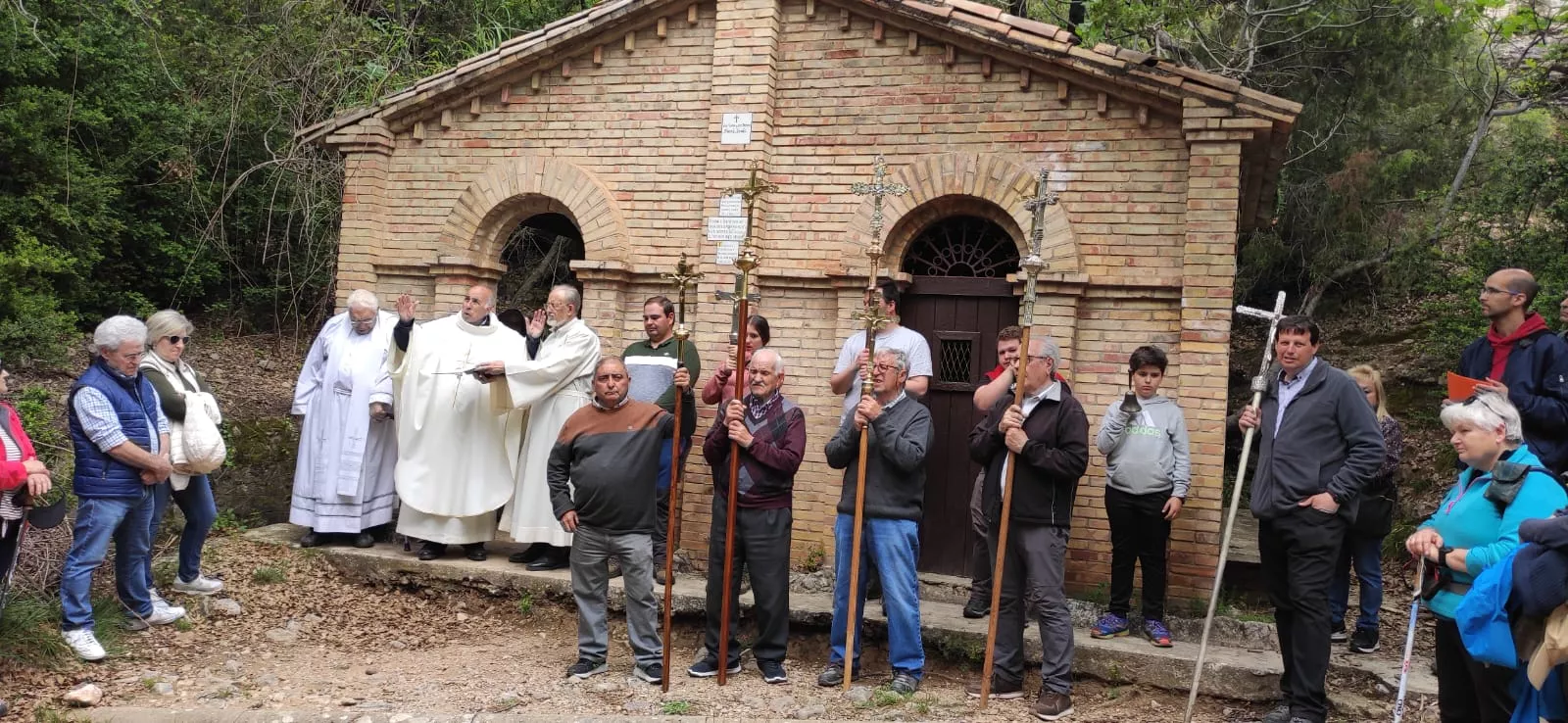 Ermita de San Cosme y San Damián de Panzano con las cruces de los nueve pueblos para celebrar San Gregorio. Foto Fernando Paúles