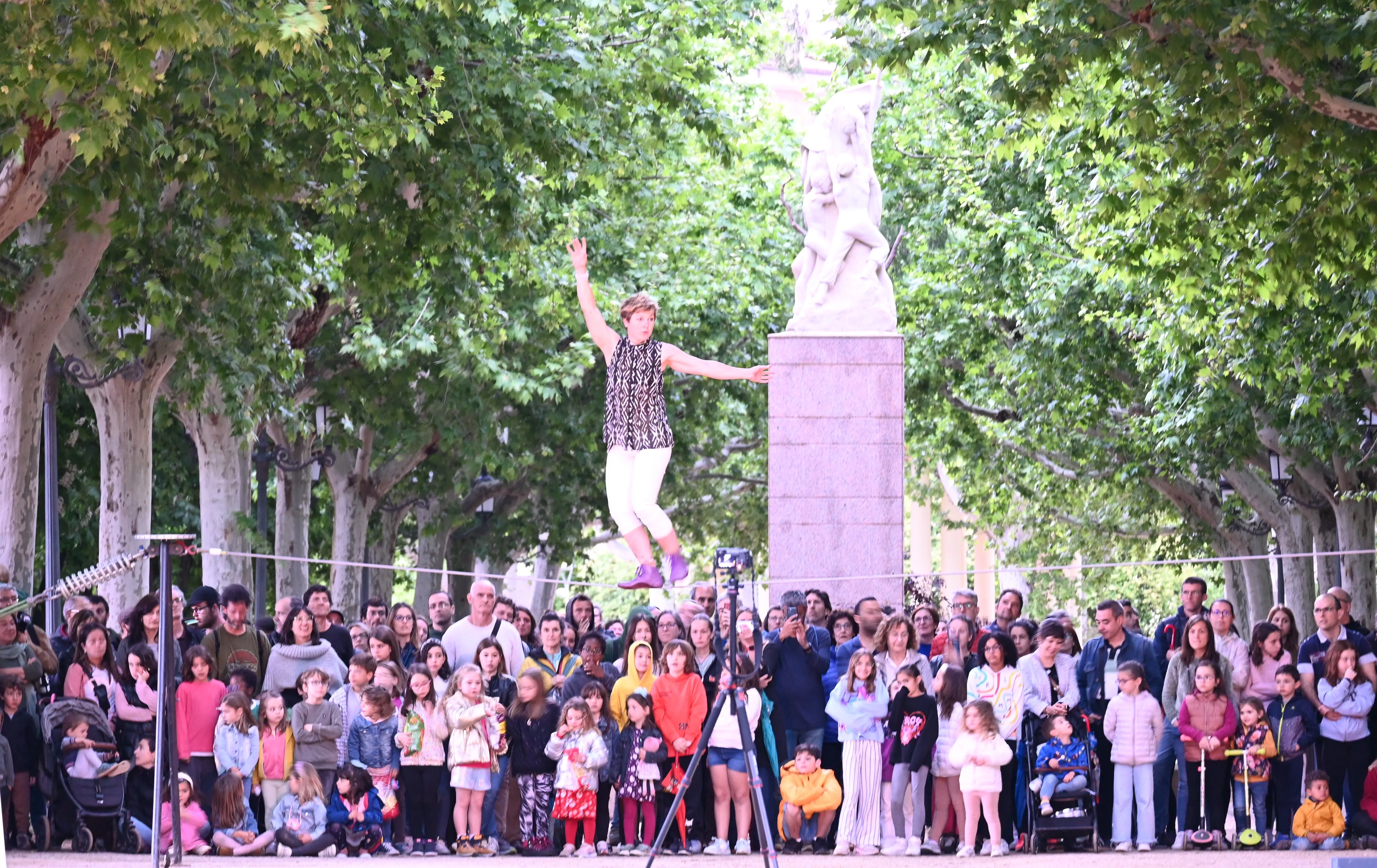 Espectáculo del encuentro internacional Caminando por las Nubes en Huesca. Foto Carlos Jalle