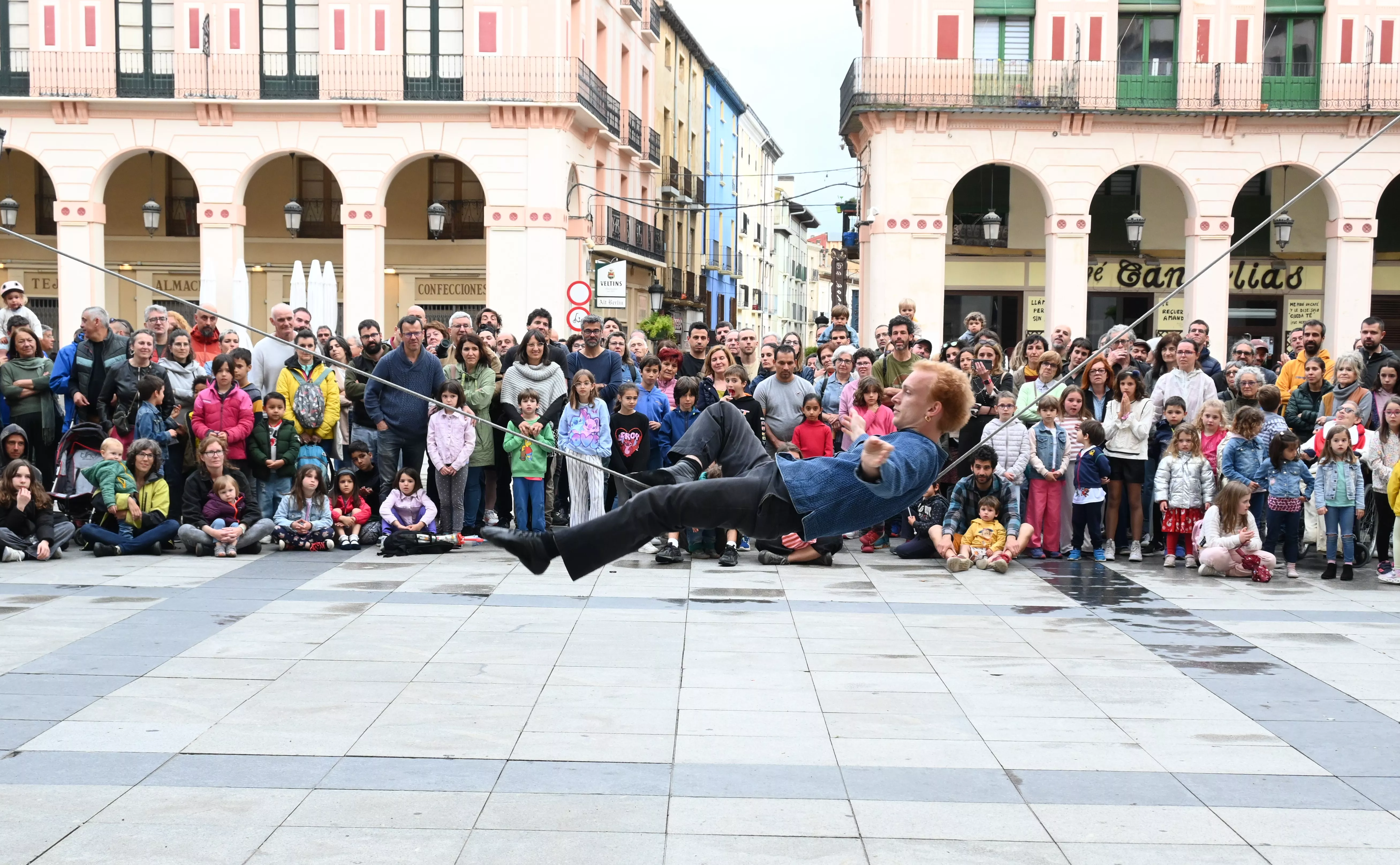 Espectáculo del encuentro internacional Caminando por las Nubes en Huesca. Foto Carlos Jalle