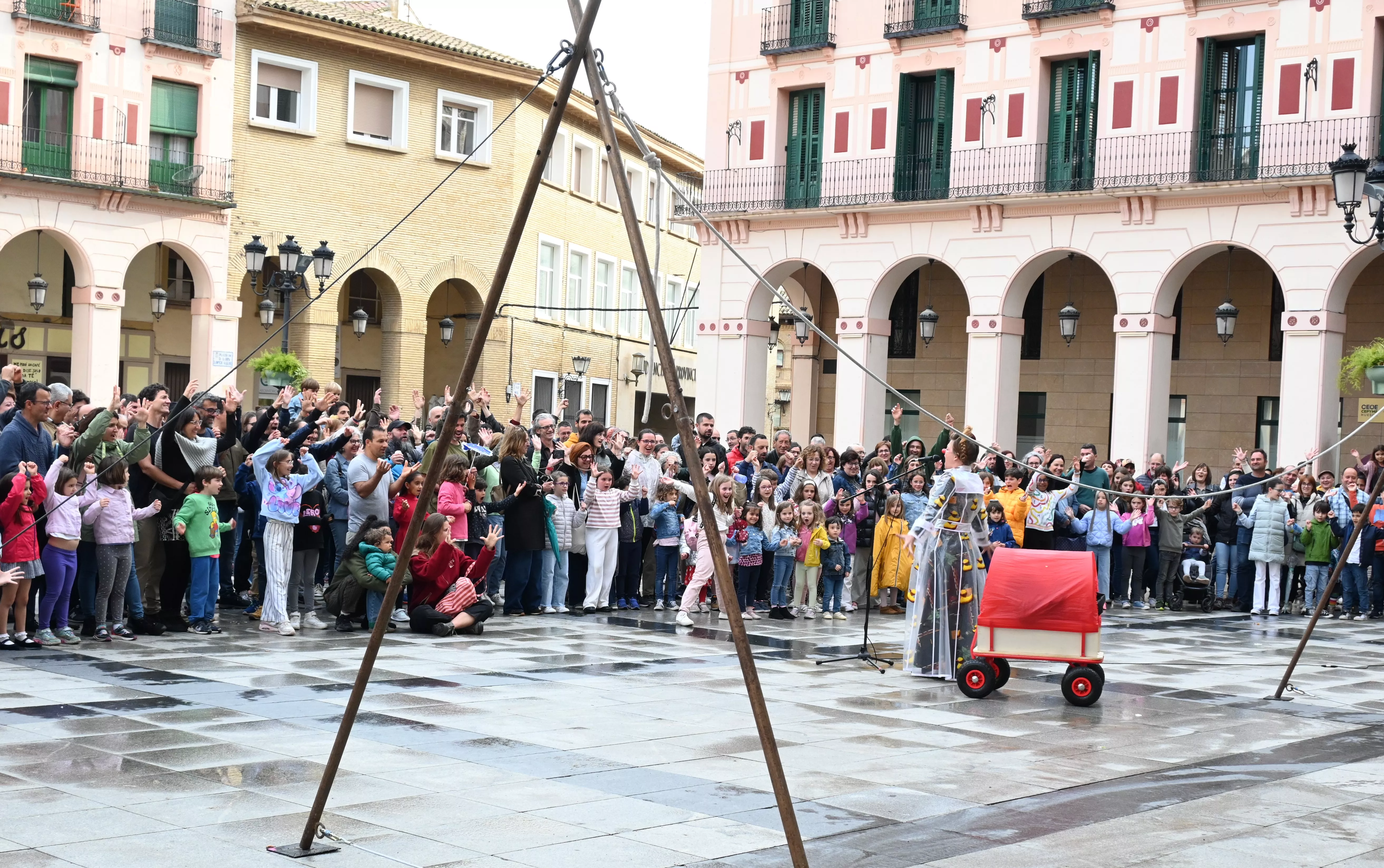 Espectáculo del encuentro internacional Caminando por las Nubes en Huesca. Foto Carlos Jalle