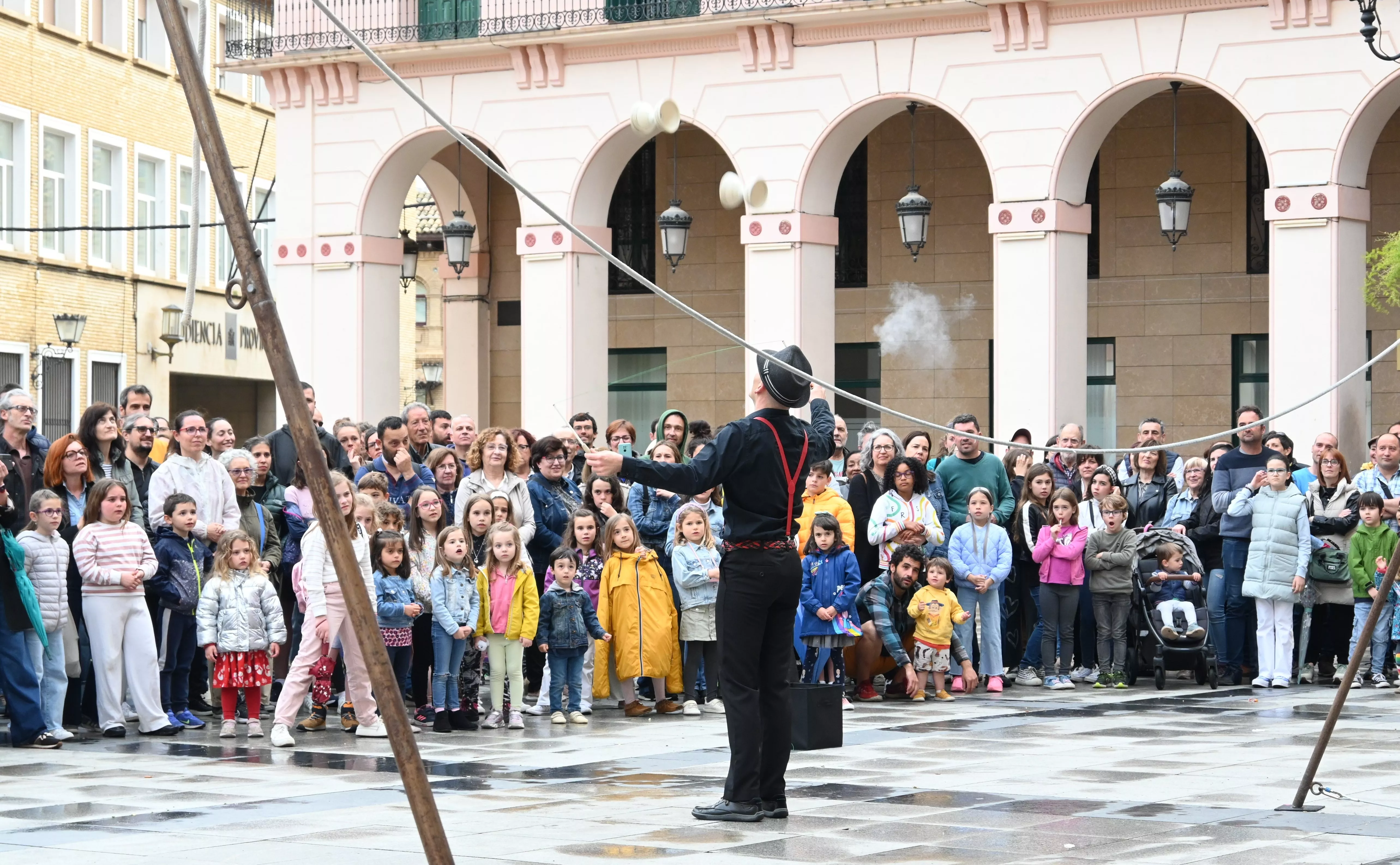 Espectáculo del encuentro internacional Caminando por las Nubes en Huesca. Foto Carlos Jalle