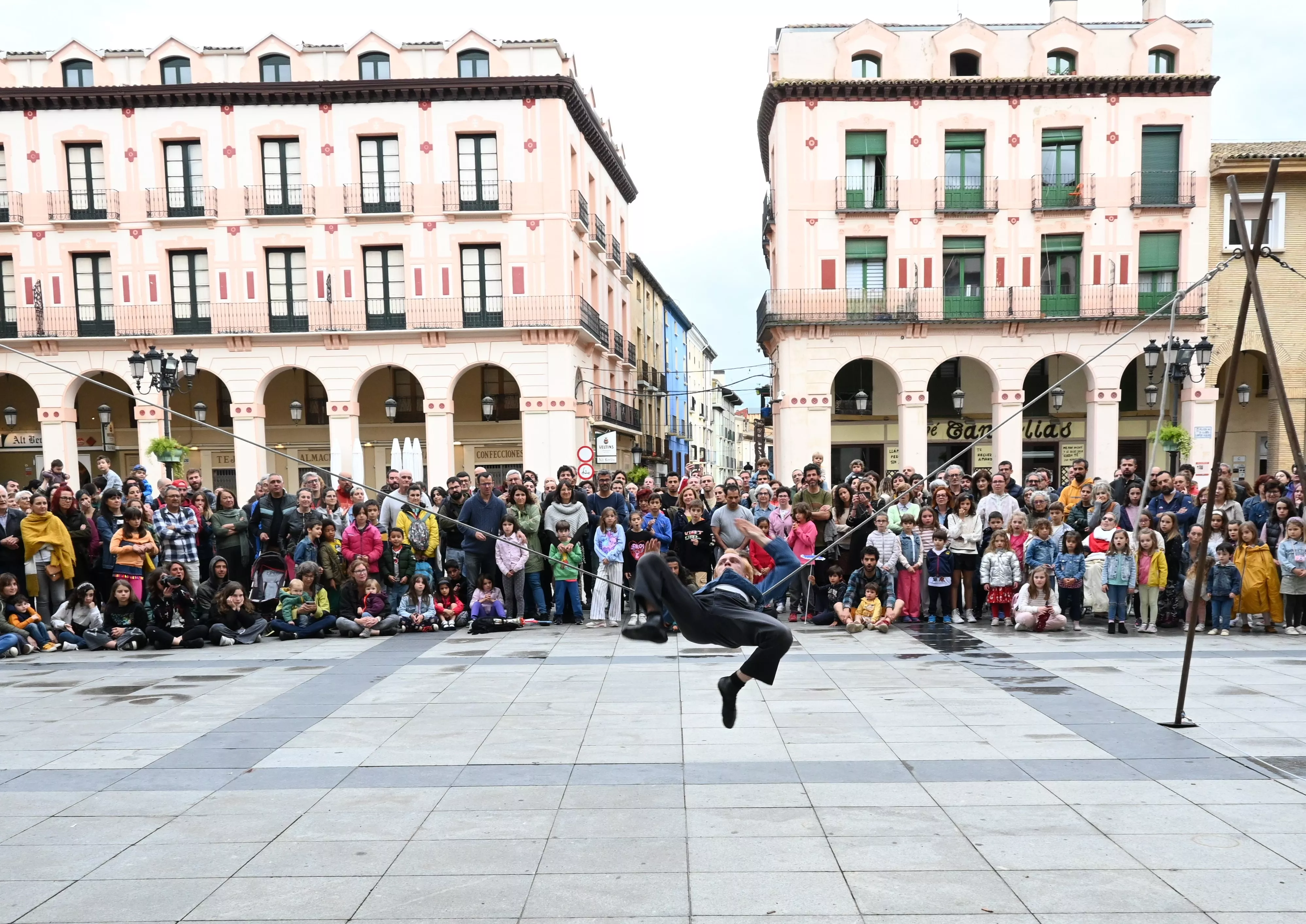 Espectáculo del encuentro internacional Caminando por las Nubes en Huesca. Foto Carlos Jalle