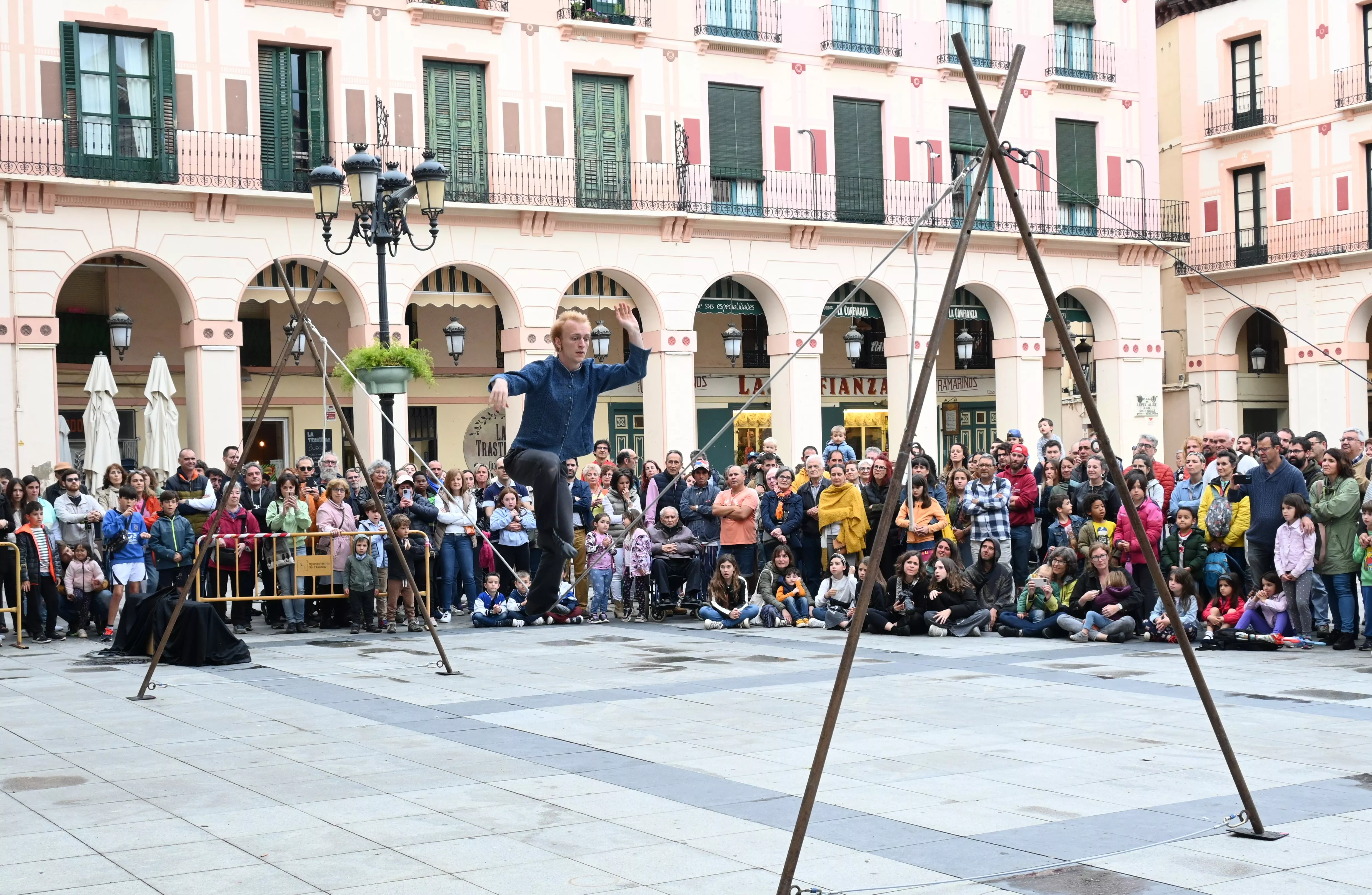 Espectáculo del encuentro internacional Caminando por las Nubes en Huesca. Foto Carlos Jalle