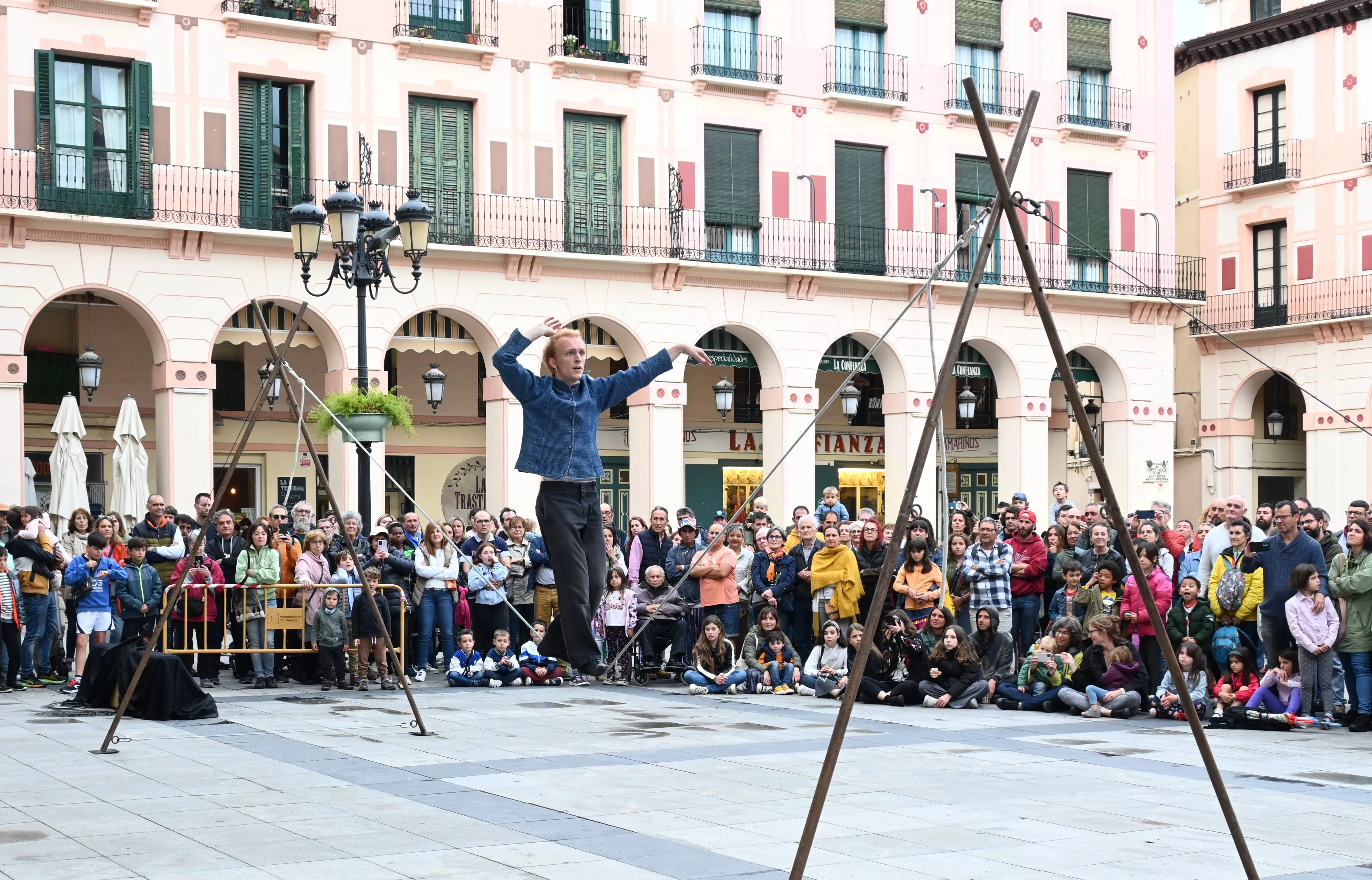 Espectáculo del encuentro internacional Caminando por las Nubes en Huesca. Foto Carlos Jalle