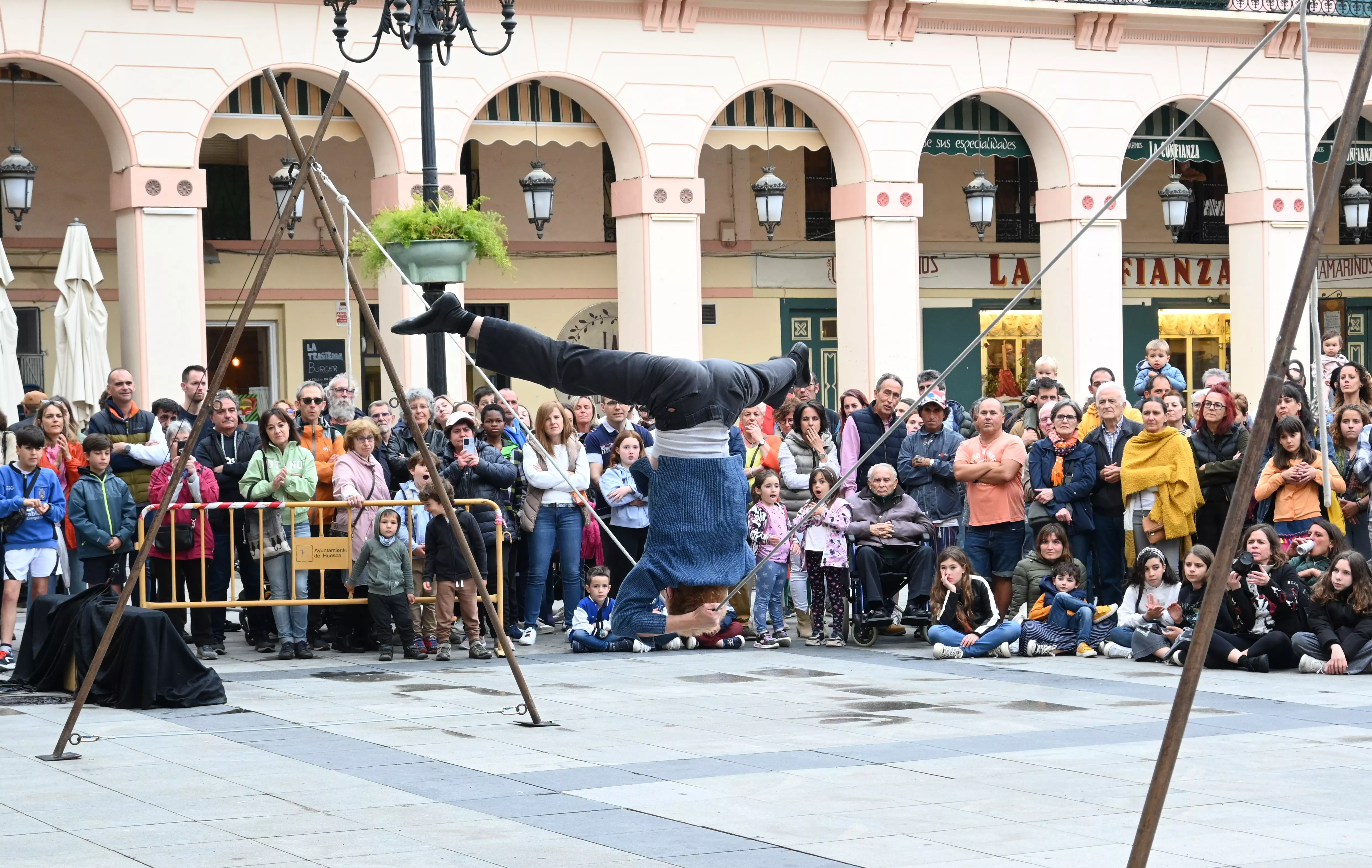 Espectáculo del encuentro internacional Caminando por las Nubes en Huesca. Foto Carlos Jalle