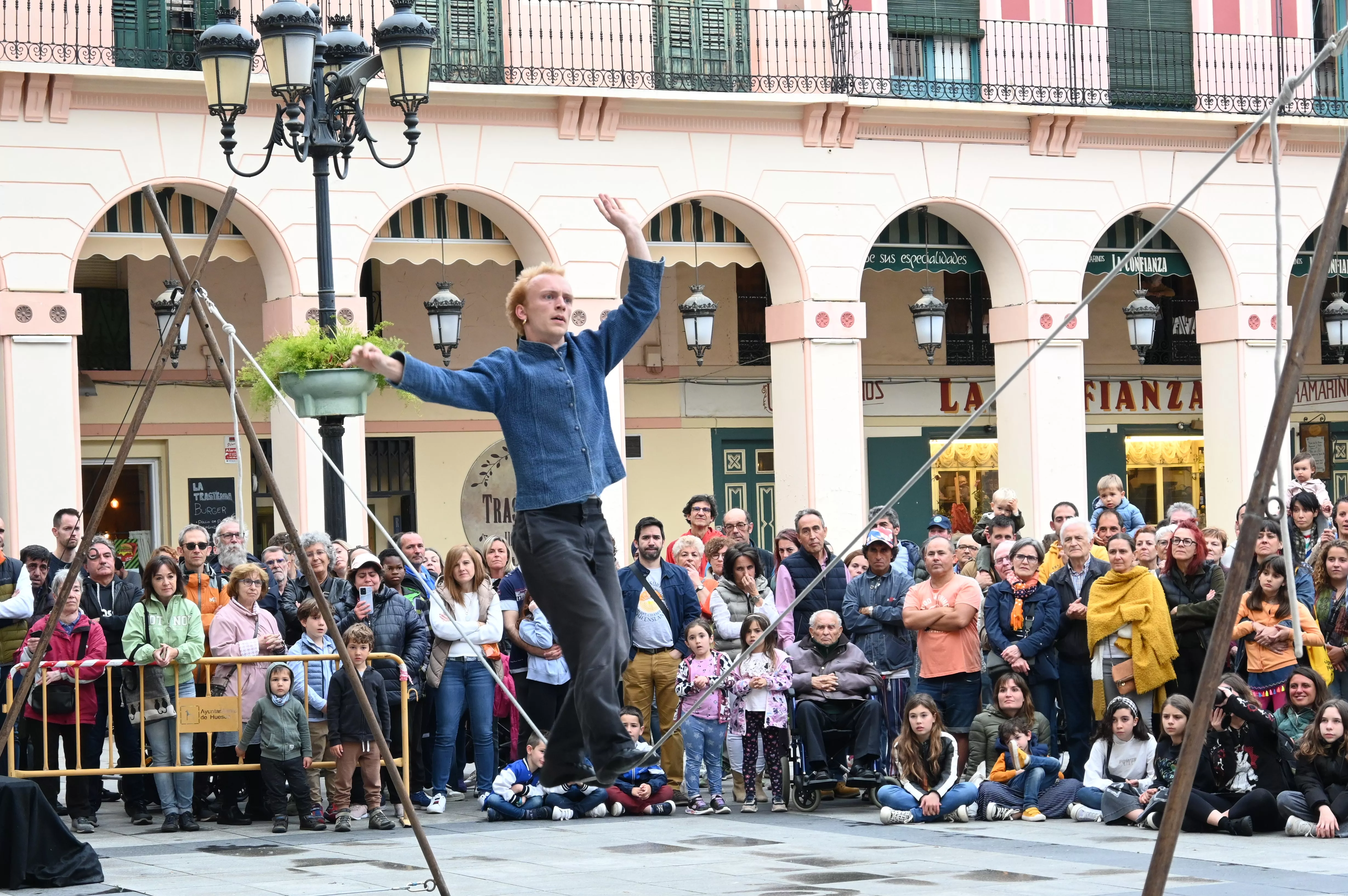 Espectáculo del encuentro internacional Caminando por las Nubes en Huesca. Foto Carlos Jalle