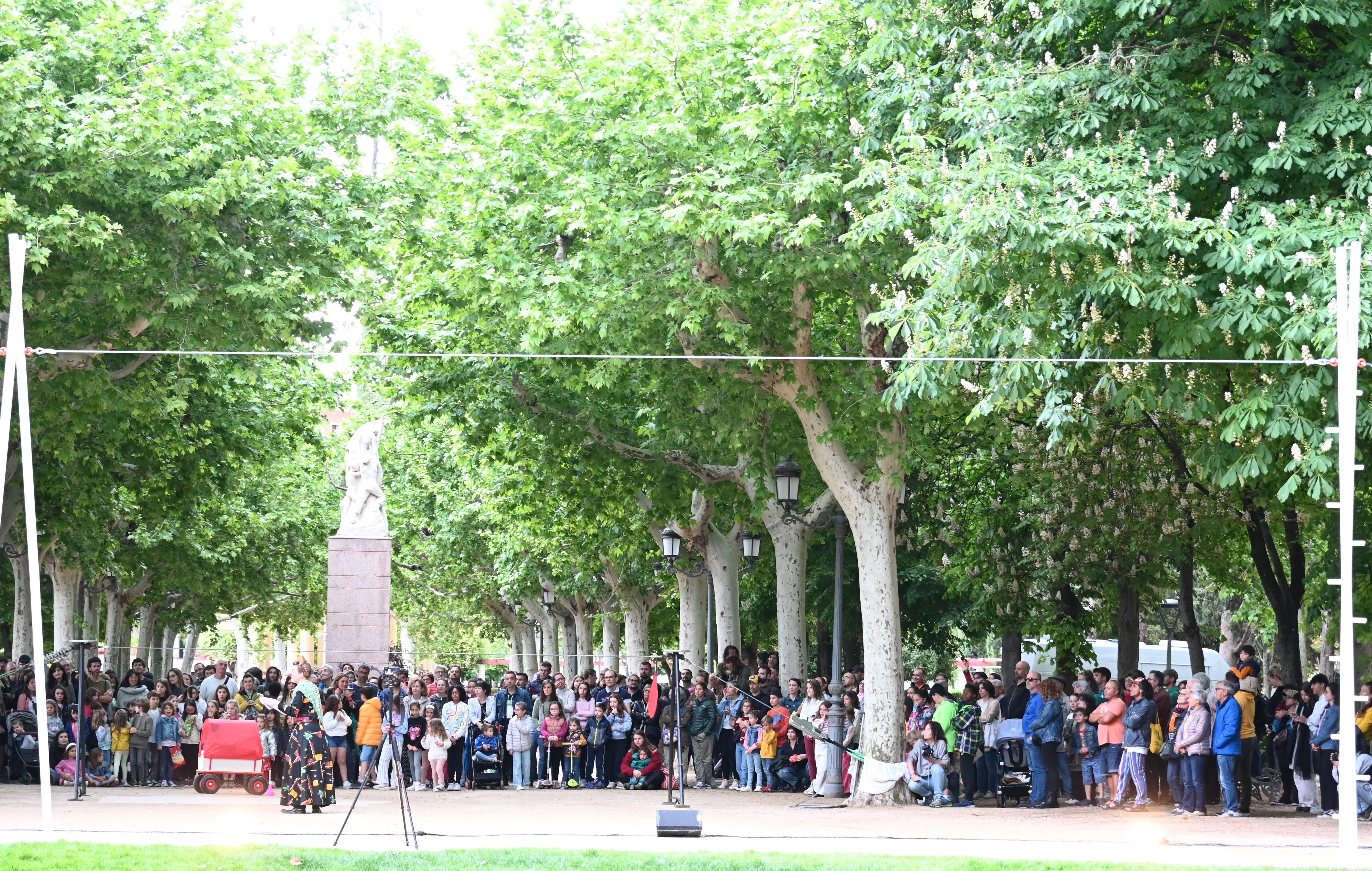 Espectáculo del encuentro internacional Caminando por las Nubes en Huesca. Foto Carlos Jalle