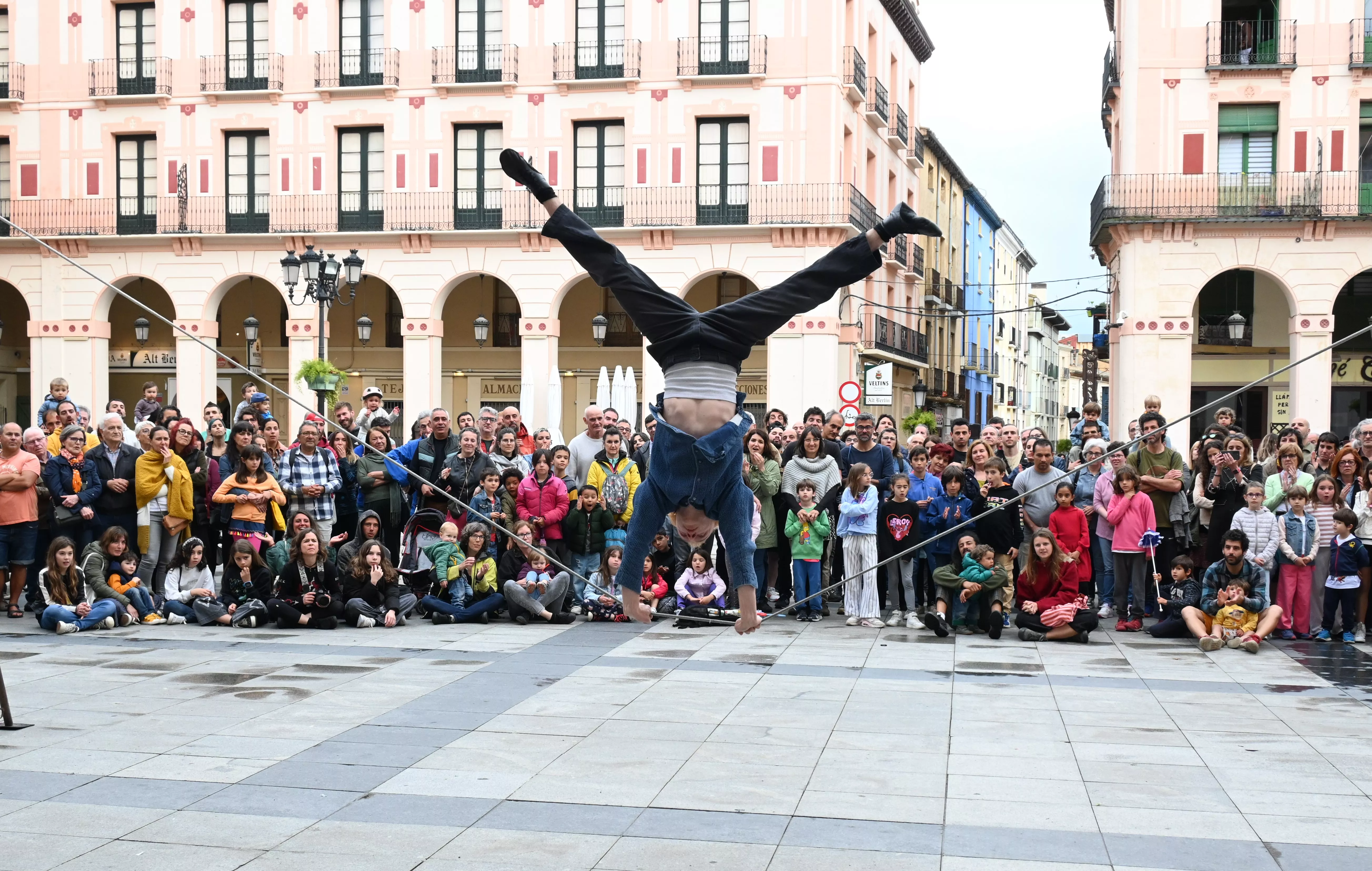 Actuación de Karl Dahl en la plaza López Allué dentro del encuentro Caminando por las nubes. Foto Carlos Jalle