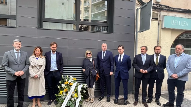 Representantes del PP de Aragón con la familia de Manuel Giménez Abad Representantes del PP de Aragón con la familia de Manuel Giménez Abad