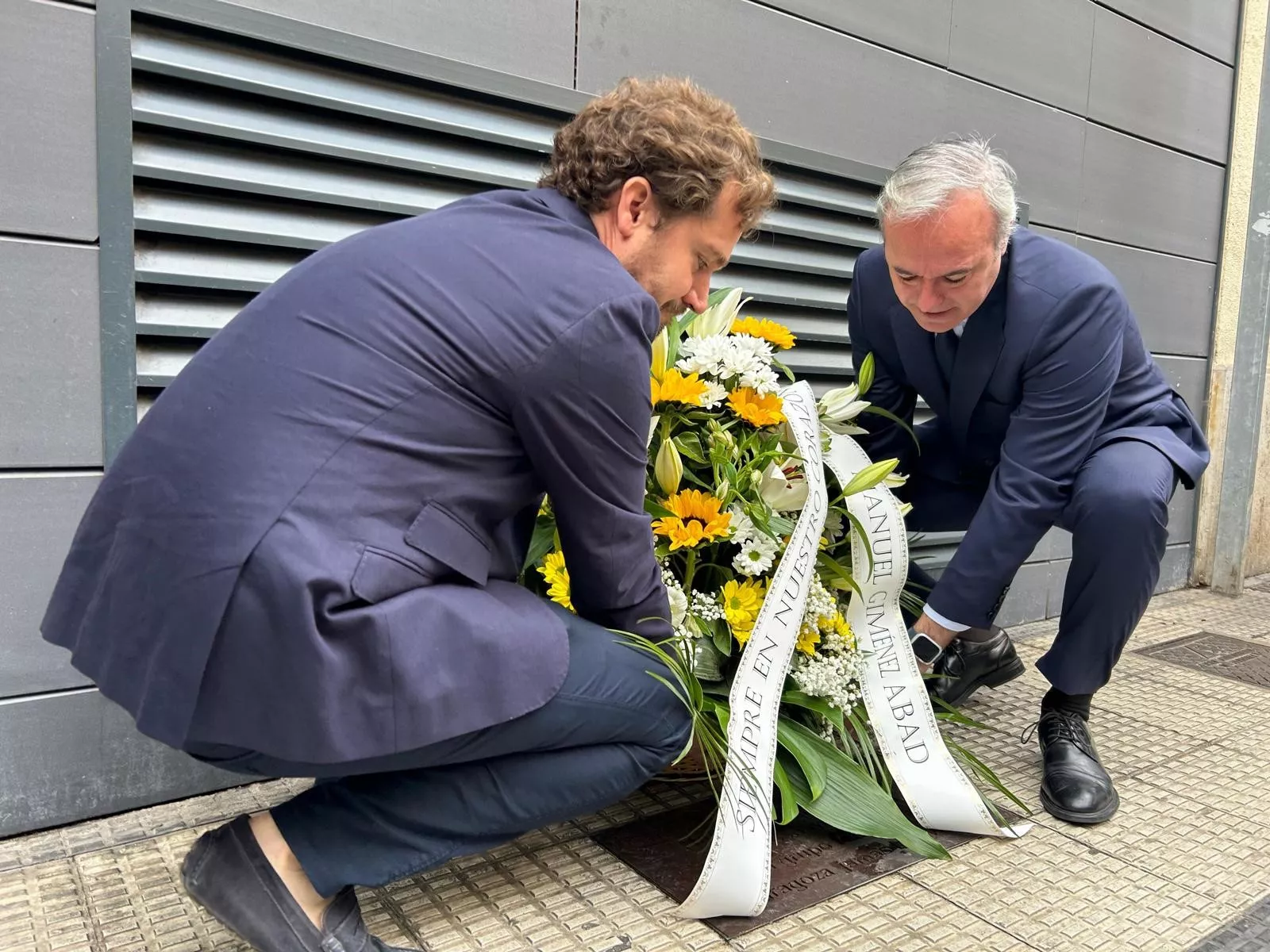 Borja Giménez y Jorge Azcón depositan las flores en el lugar donde fue asesinado Manuel Giménez Abad