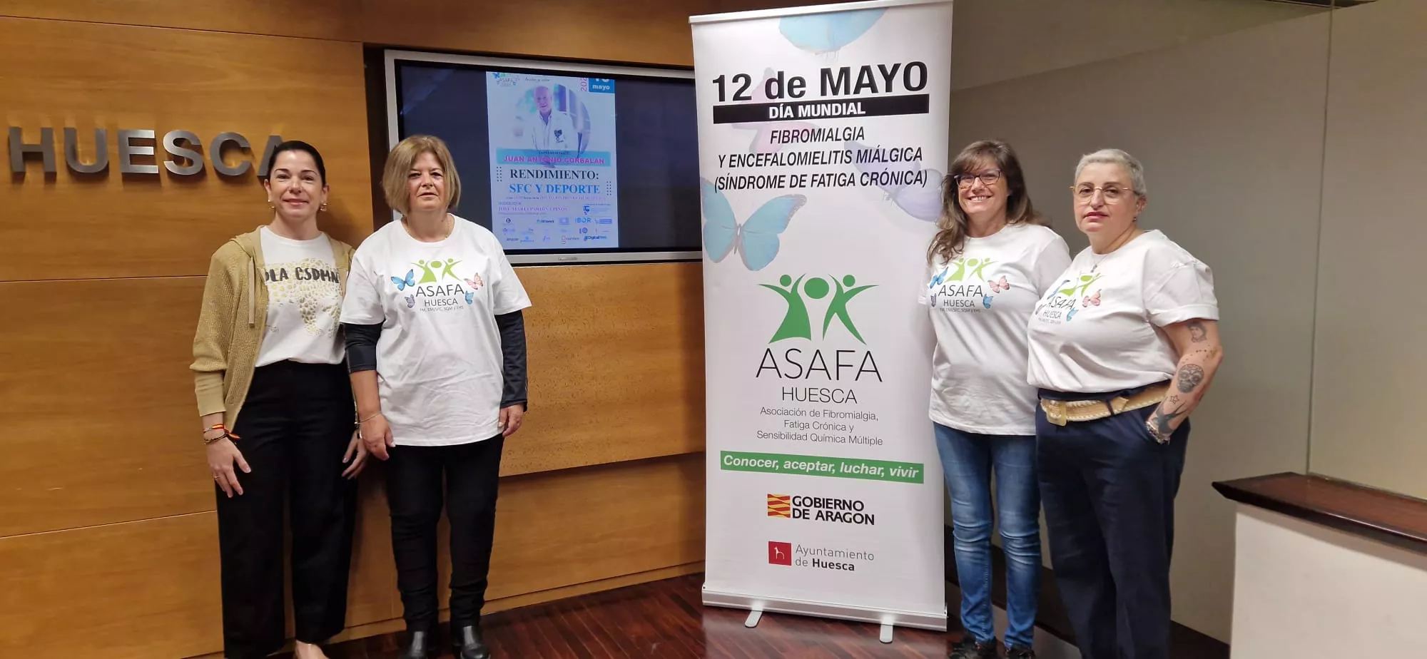 Socias de Asafa Huesca y la diputada de Lola Ibort. Foto Myriam Martínez