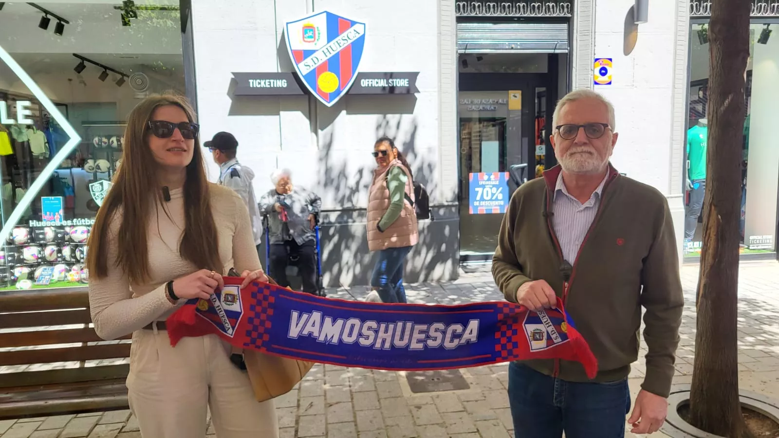 Aficionados animando al Huesca