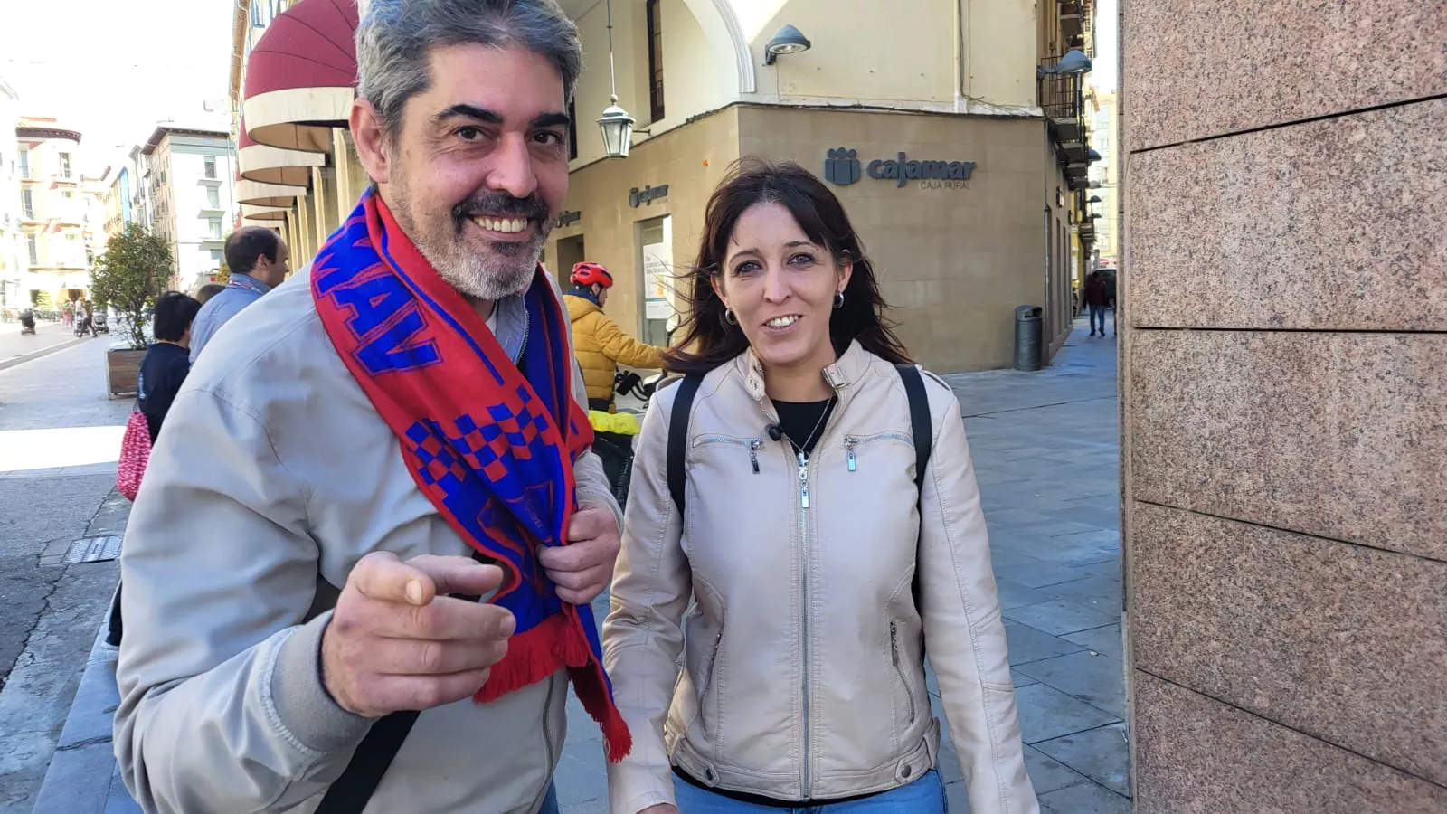 Aficionados animando al Huesca