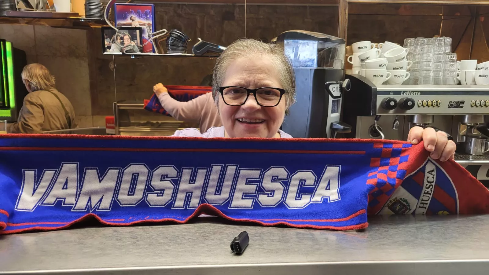 Aficionados animando al Huesca