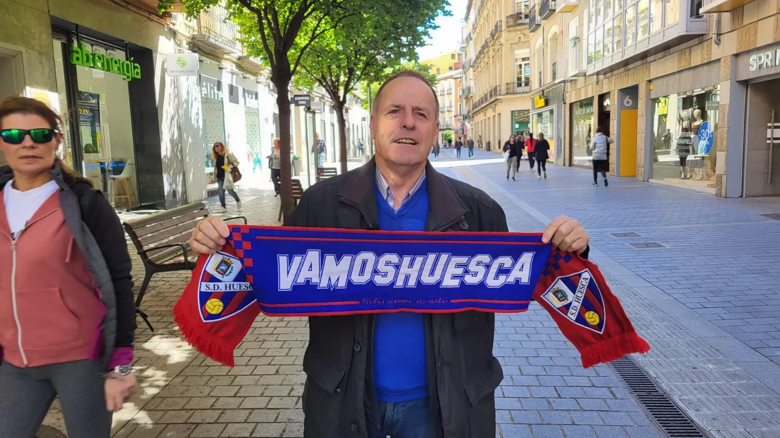Aficionados animando al Huesca