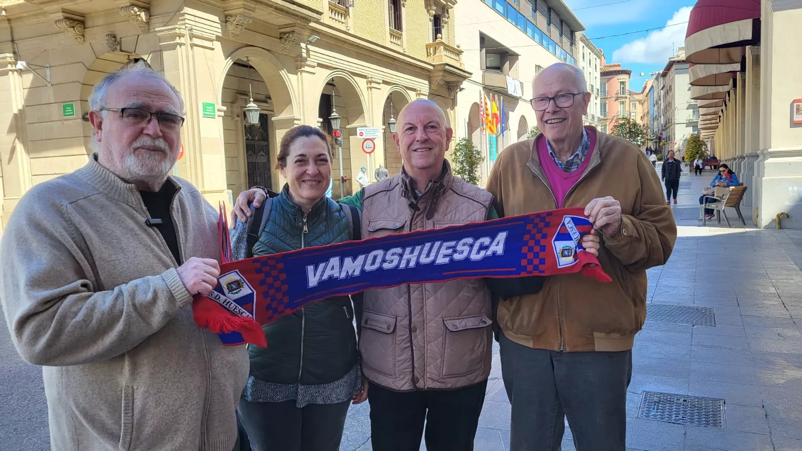 Aficionados animando al Huesca