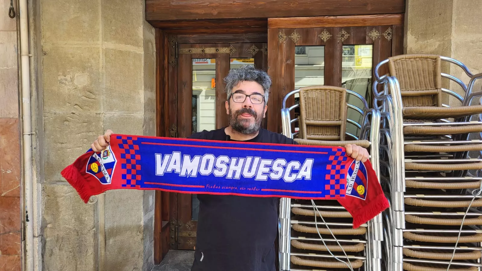 Aficionados animando al Huesca