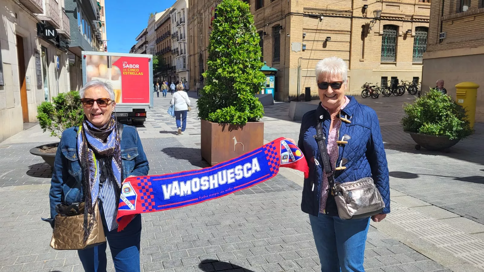 Aficionados animando al Huesca