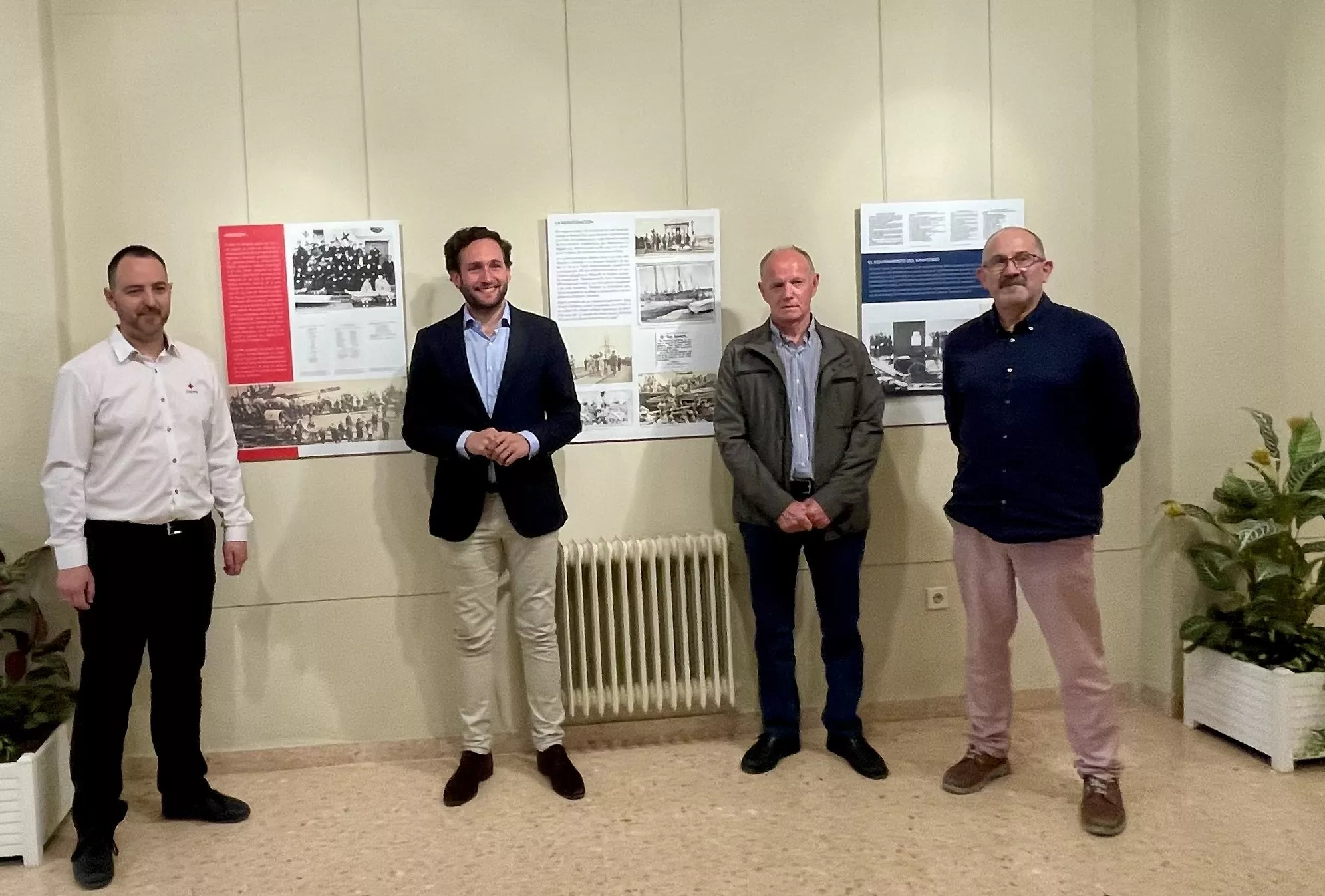 Tomás Sancho, Isaac Claver, Bernardo Mas y Vicente Lachén en la inauguración de "Cruz Roja de Huesca y la guerra de Cuba".