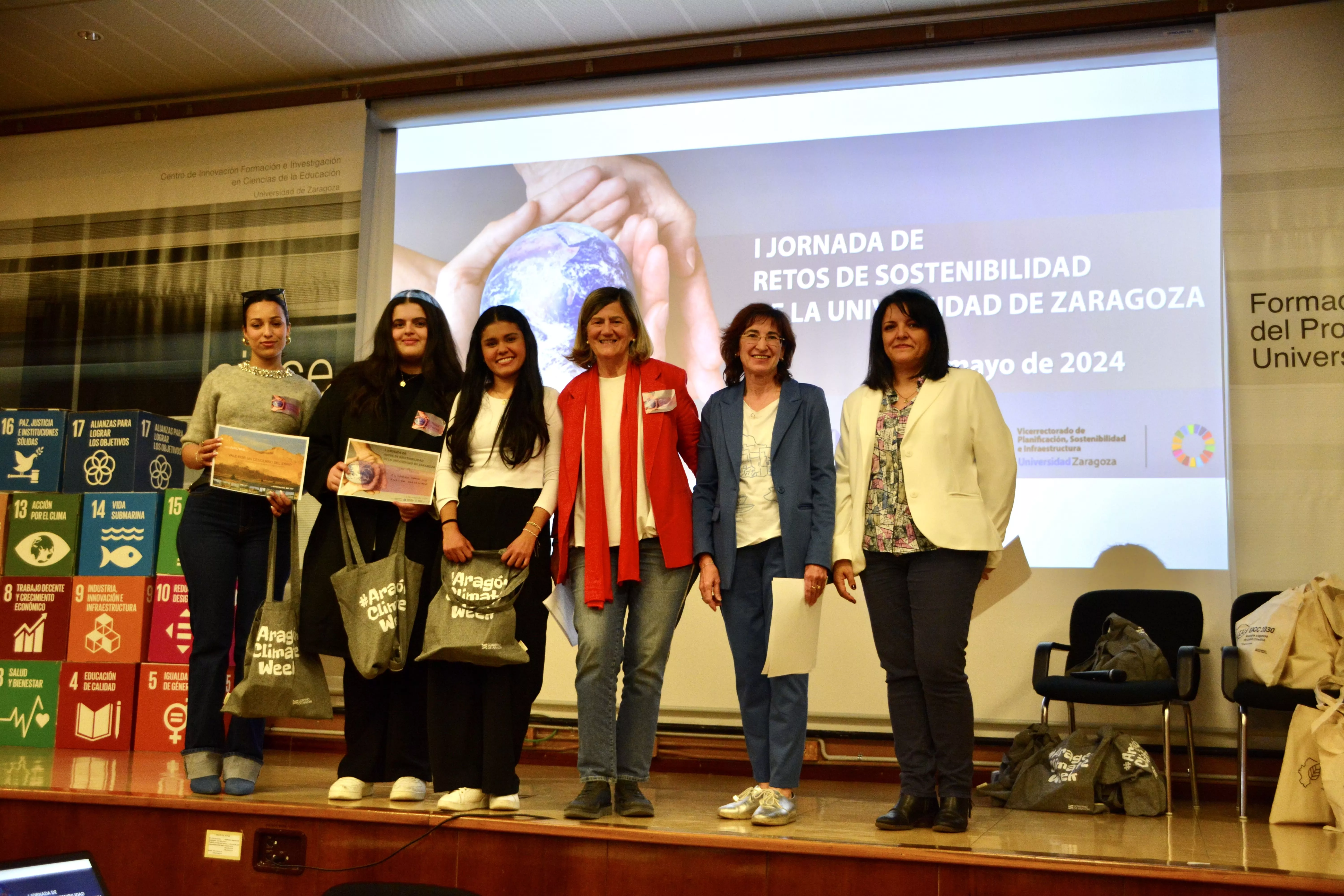 Las estudiantes del Campus de Huesca Nassima Aite Baad, Lucía Avendaño y Souad Batiche recogen el Premio Sostenibilidad.