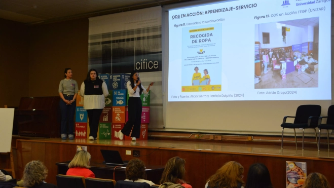 Nassima Aite Baad, Lucía Avendaño y Souad Batiche durante la exposición de su trabajo. Nassima Aite Baad, Lucía Avendaño y Souad Batiche durante la exposición de su trabajo.