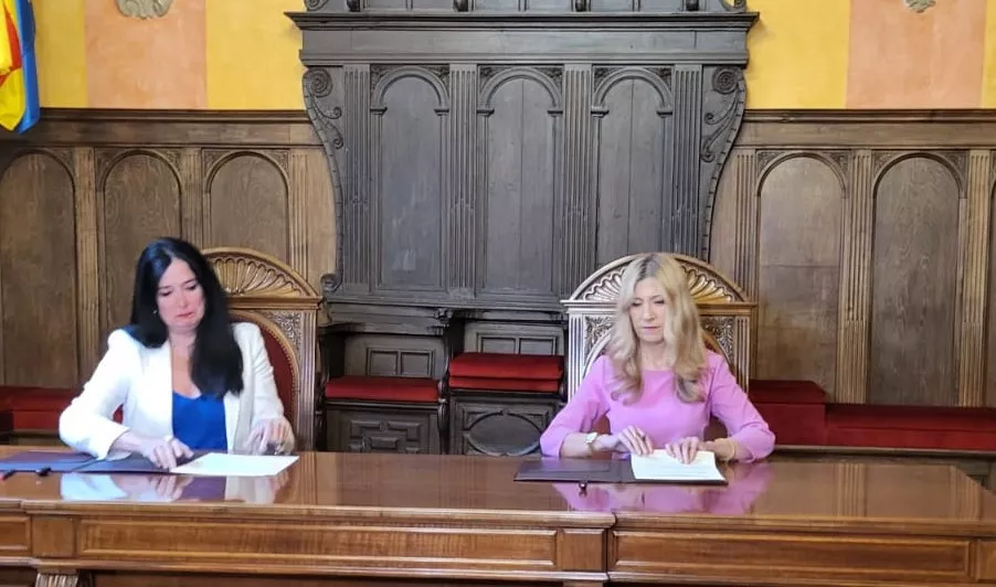 Lorena Orduna y Mar Vaquero firman el convenio entre Ayuntamiento y Sodiar