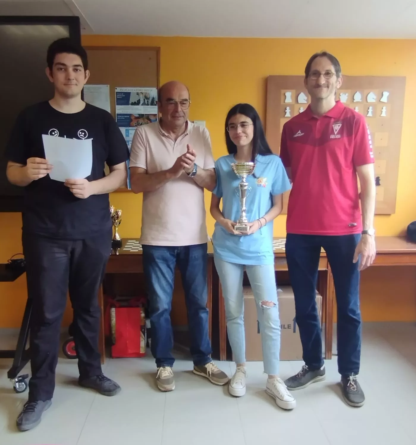 Isabel Bonet con otro nuevo trofeo para sus vitrinas.