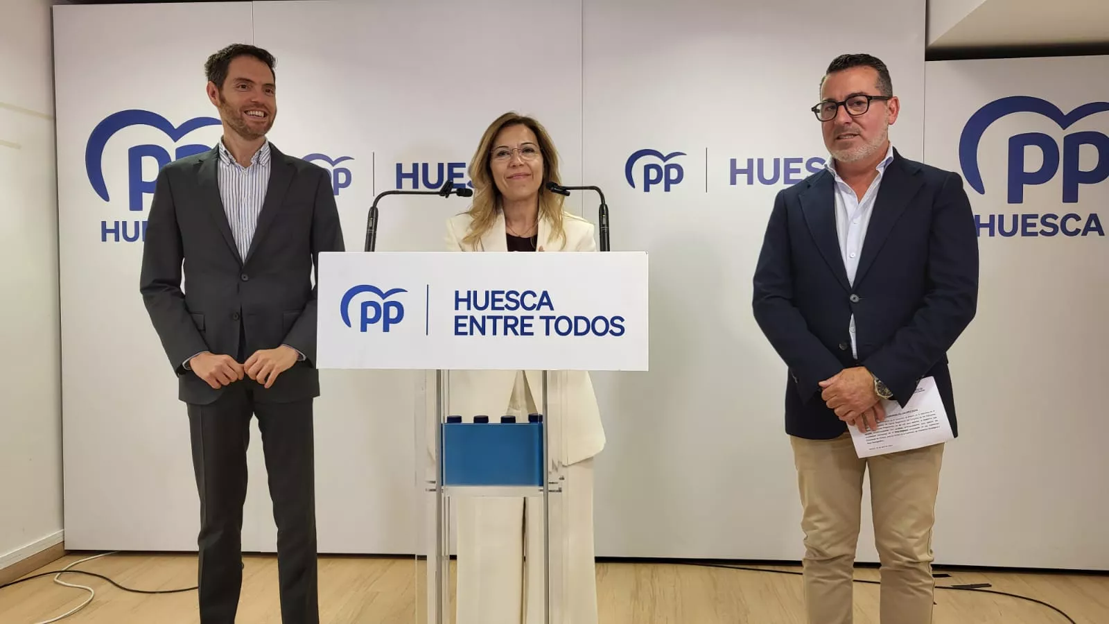 Sergio Sayas, Ana Alós y Javier Folch en la rueda de prensa sobre el Plan Pirineos