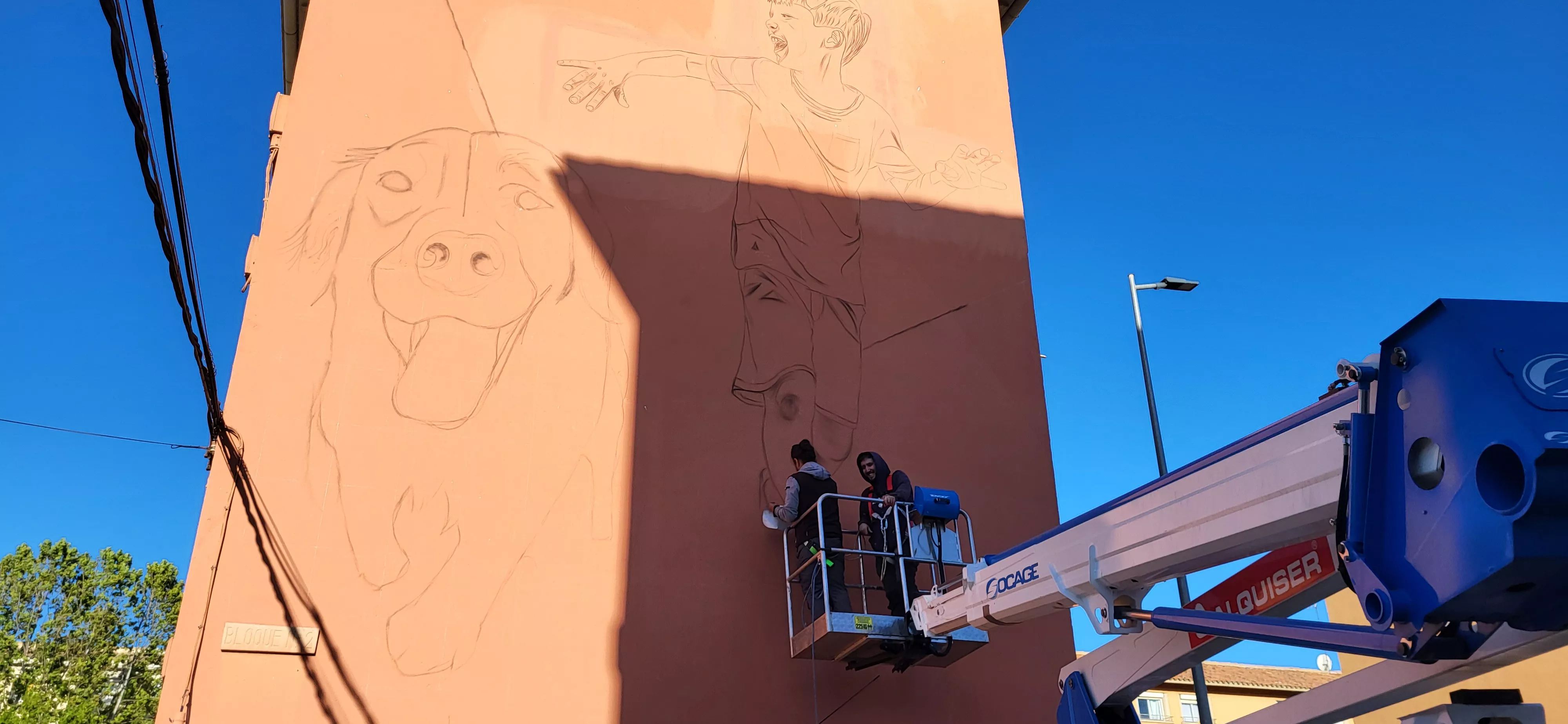 David Gatta y Edgar Camarero crean el nuevo mural del barrio del Perpetuo Socorro. Foto Mercedes Manterola