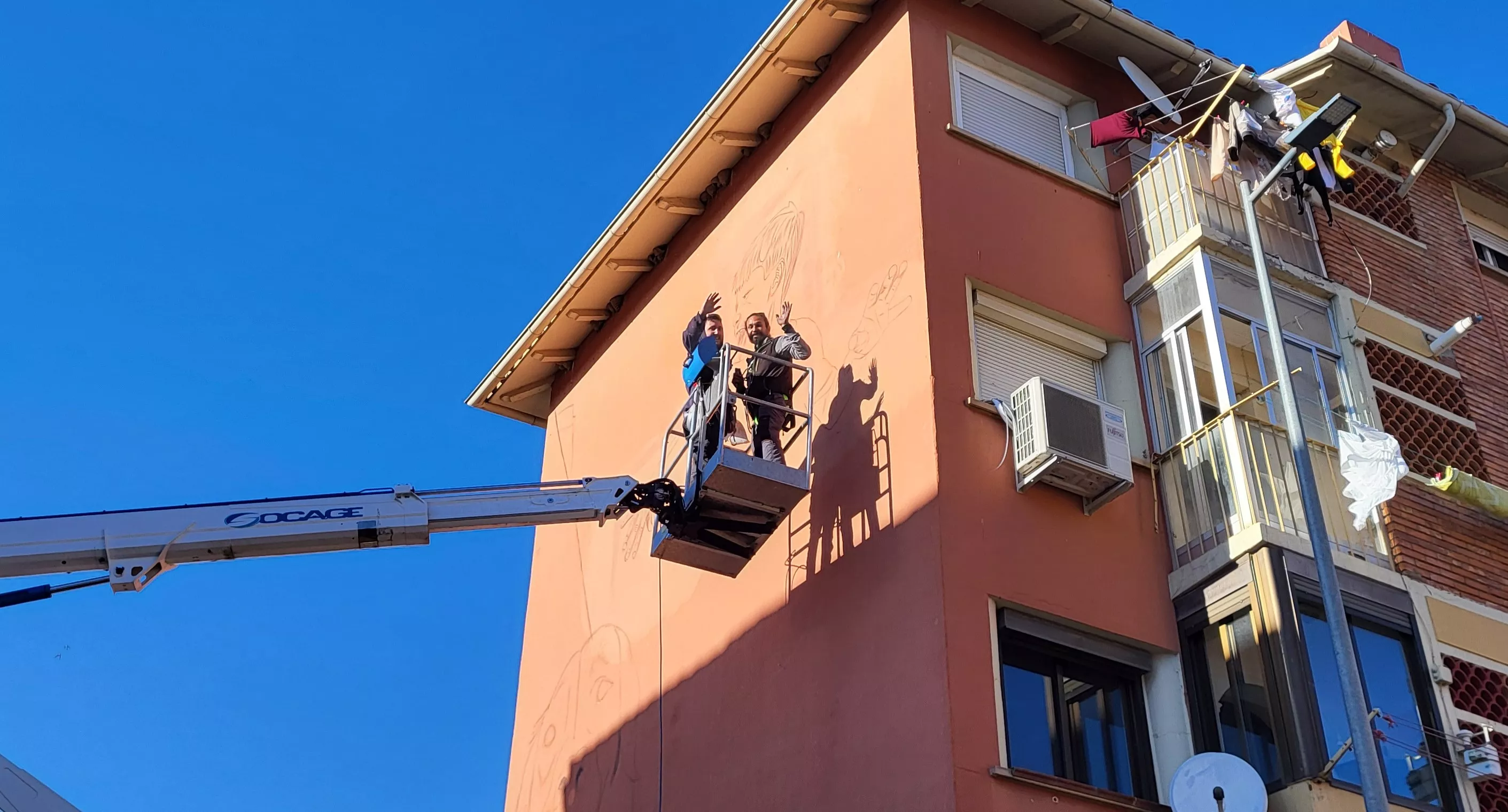 Gatta y Camarero trabajan en el mural en una fachada de la plaza Federico Mayo. Foto Mercedes Manterola