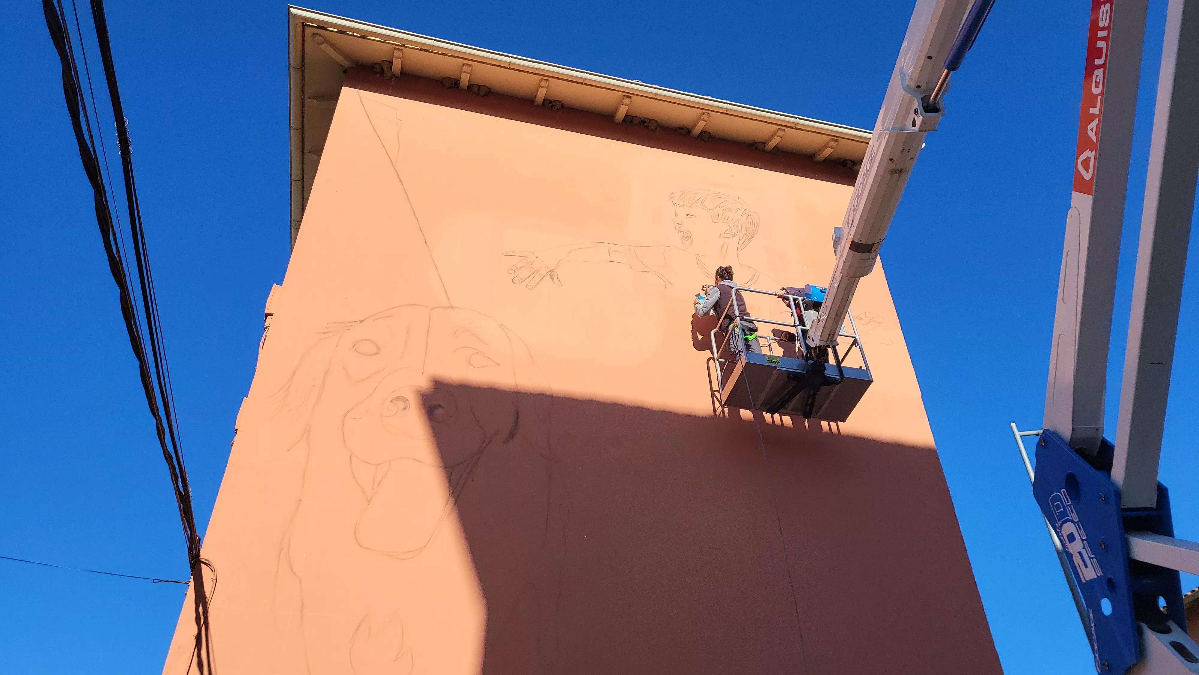 Gatta y Camarero trabajan en el mural en una fachada de la plaza Federico Mayo. Foto Mercedes Manterola