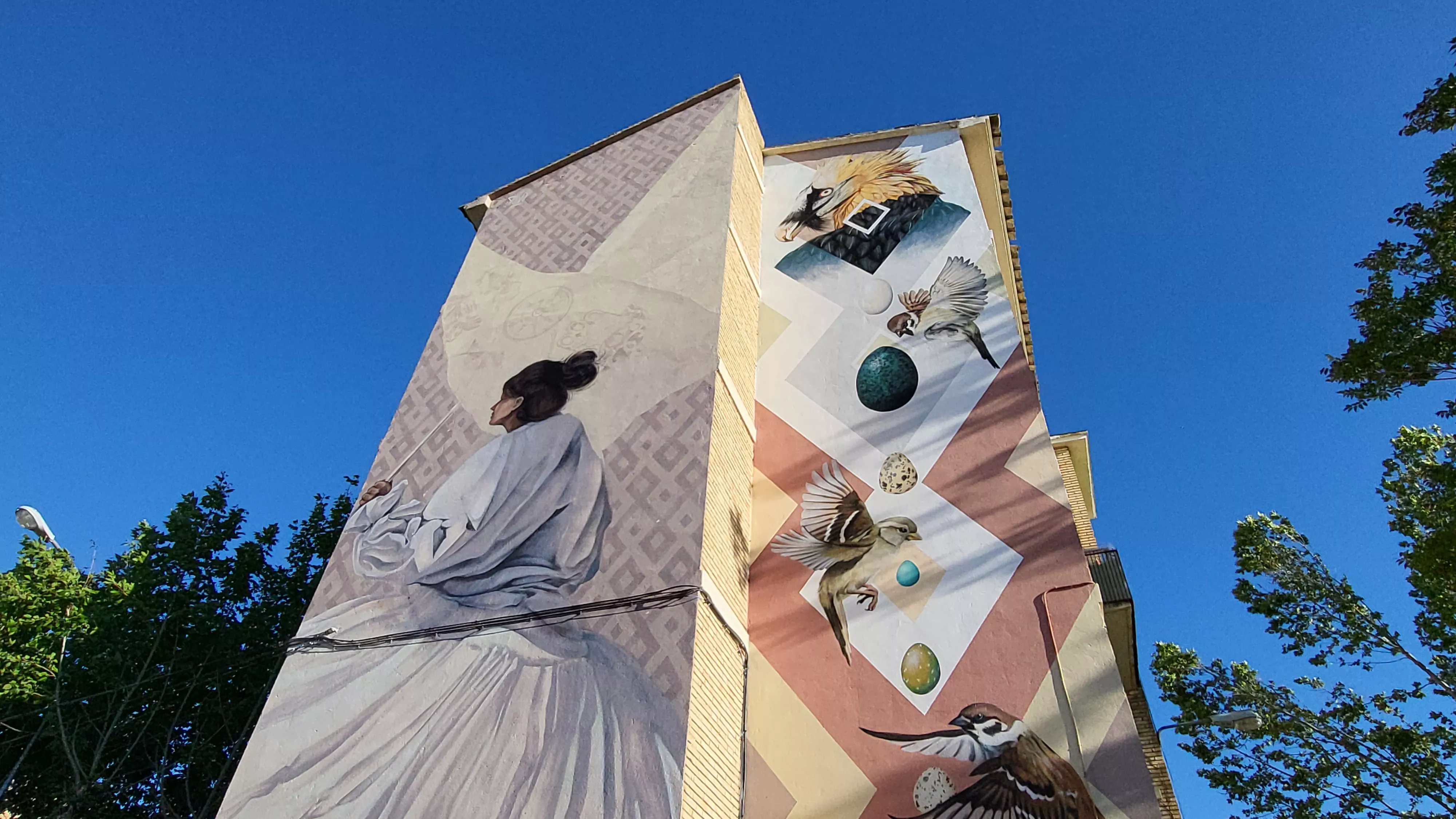 Visita a los murales del Perpetuo Socorro, que ha abierto la programación del Barriofest. Foto Mercedes Manterola