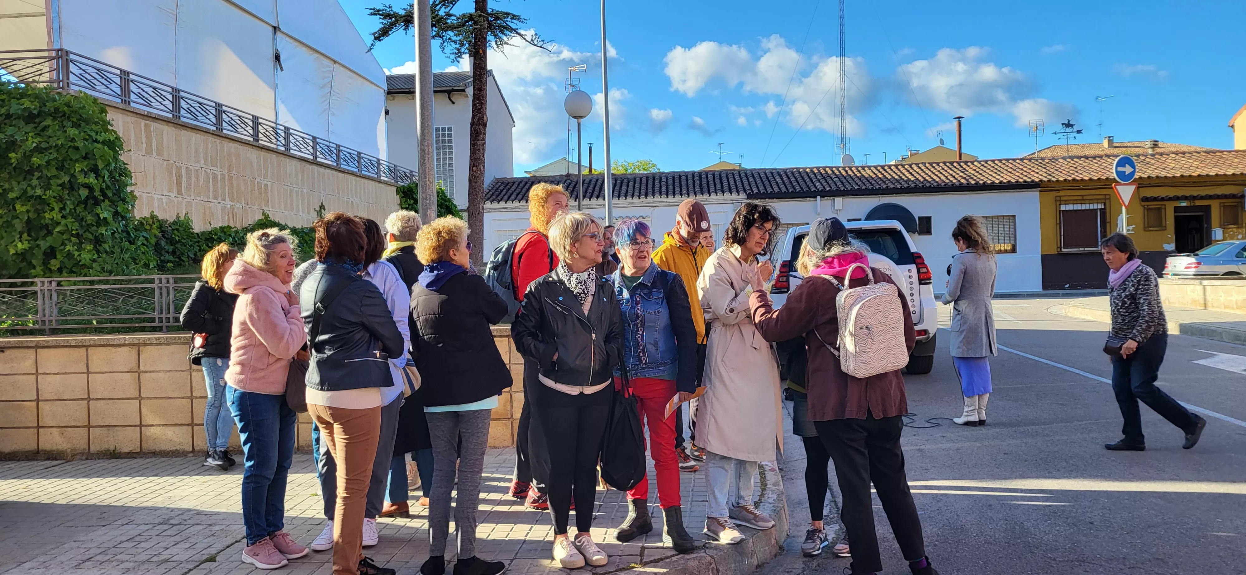 Visita a los murales del Perpetuo Socorro, que ha abierto la programación del Barriofest. Foto Mercedes Manterola
