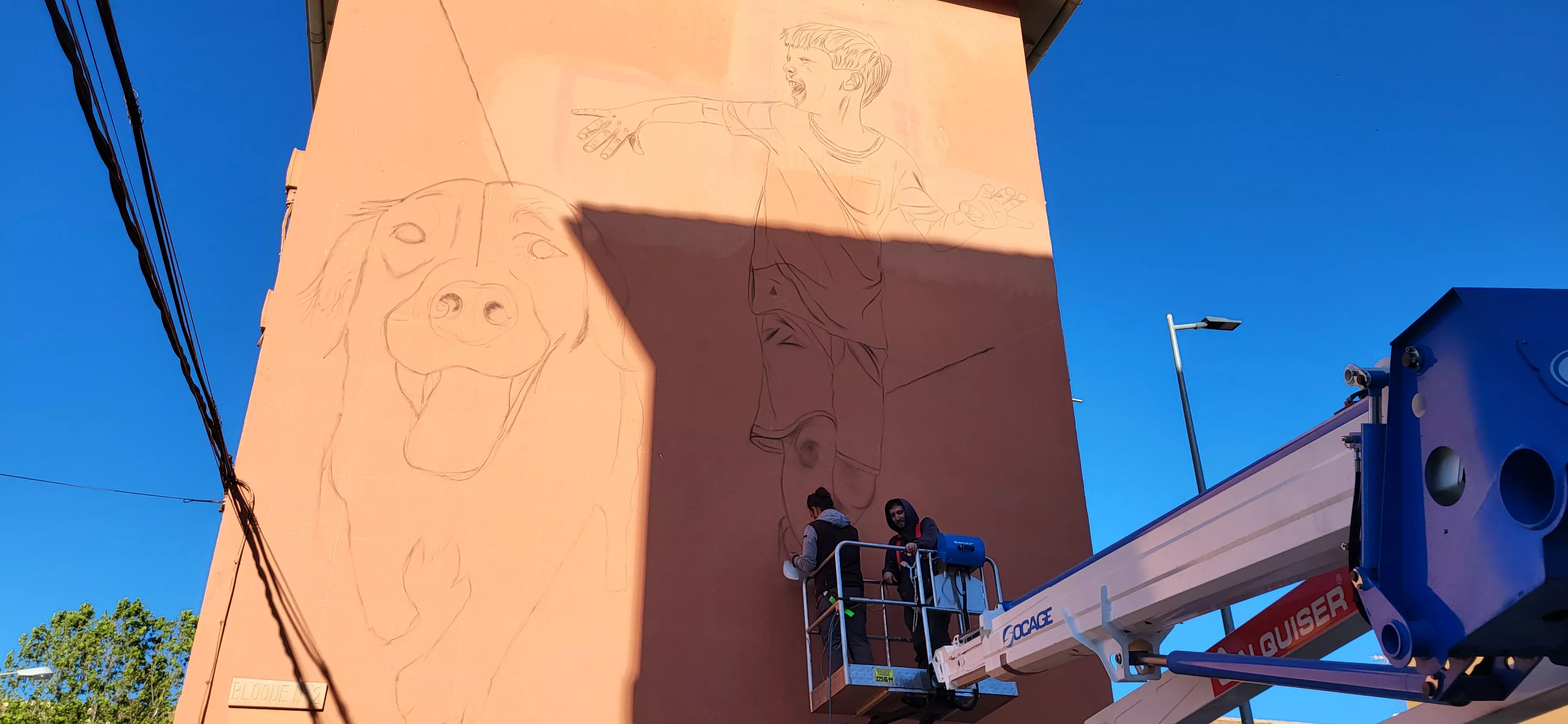 Gatta y Camarero trabajan en el mural en una fachada de la plaza Federico Mayo. Foto Mercedes Manterola