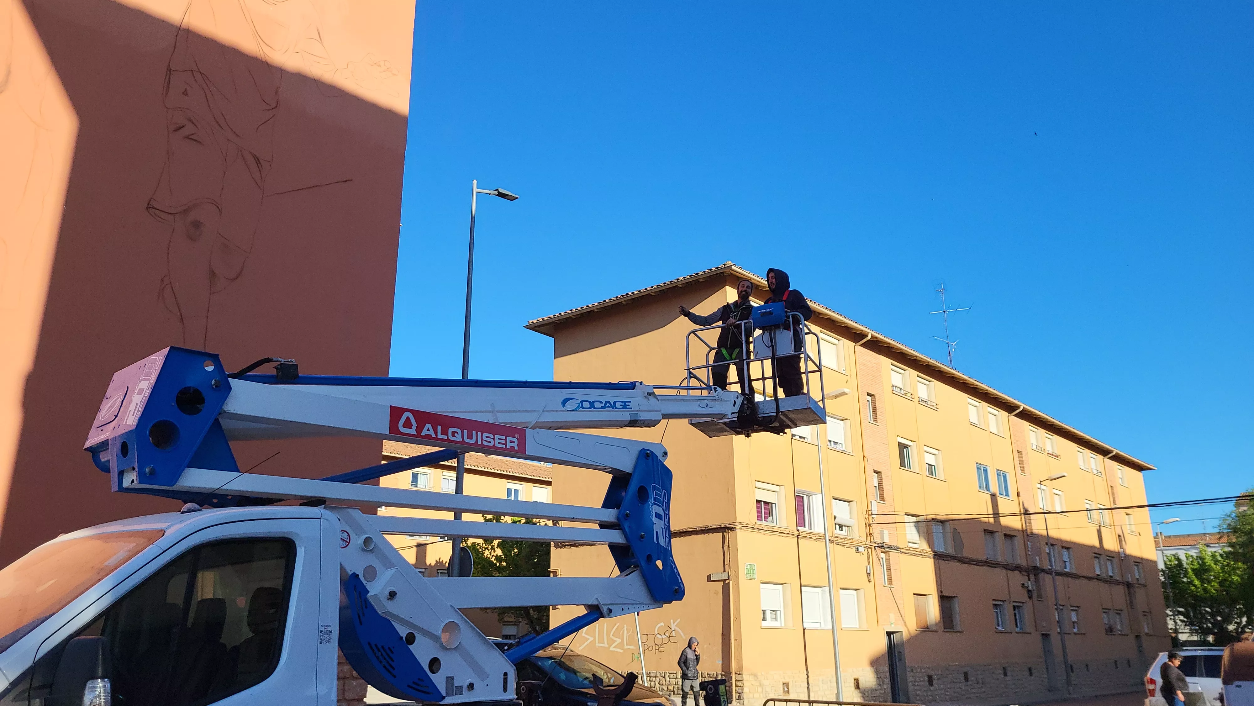 Gatta y Camarero trabajan en el mural en una fachada de la plaza Federico Mayo. Foto Mercedes Manterola