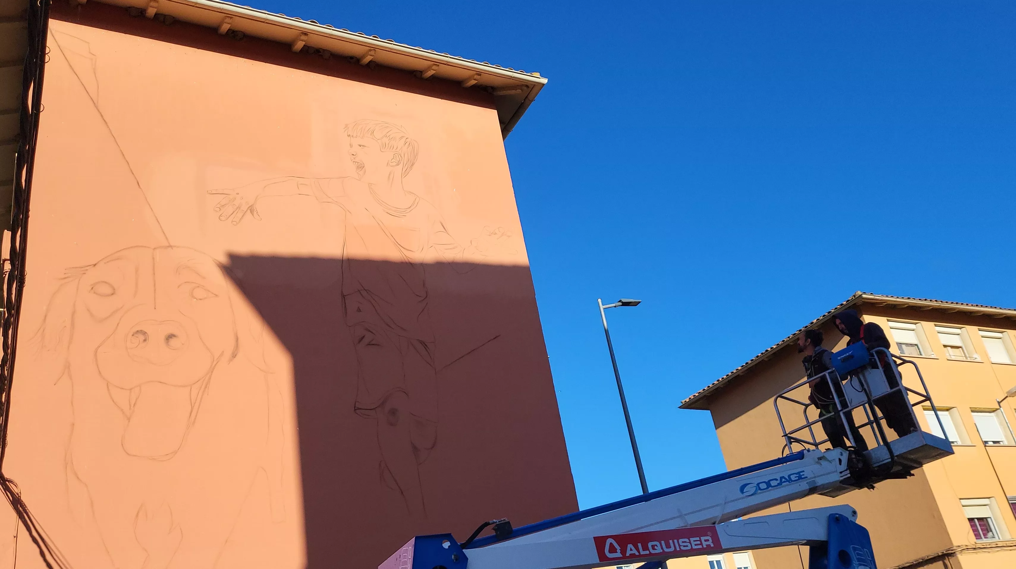 Gatta y Camarero trabajan en el mural en una fachada de la plaza Federico Mayo. Foto Mercedes Manterola