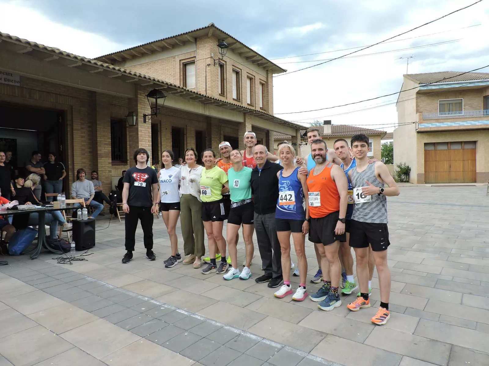 Participantes de la carrera absoluta en la línea de salida