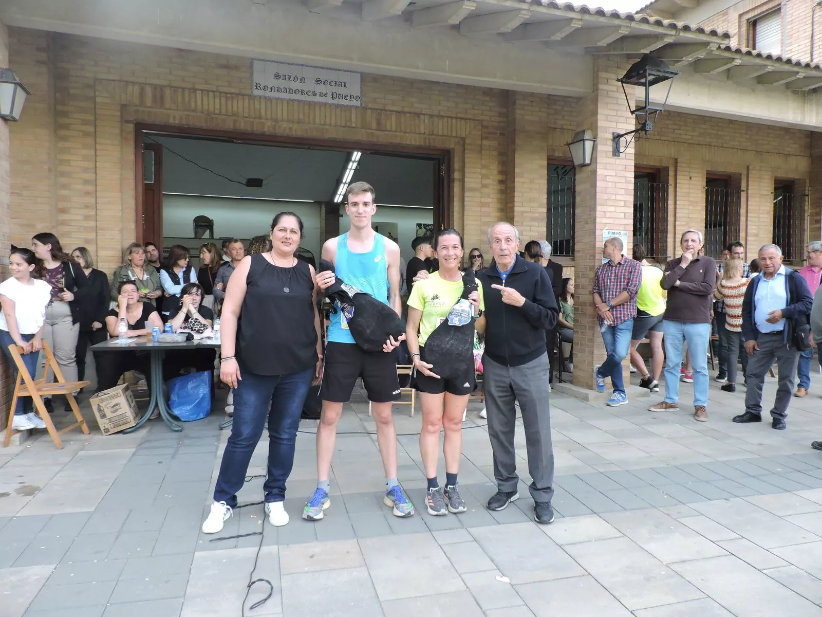 Isa Español y Ángel Mur entregan el jamon a los campeones