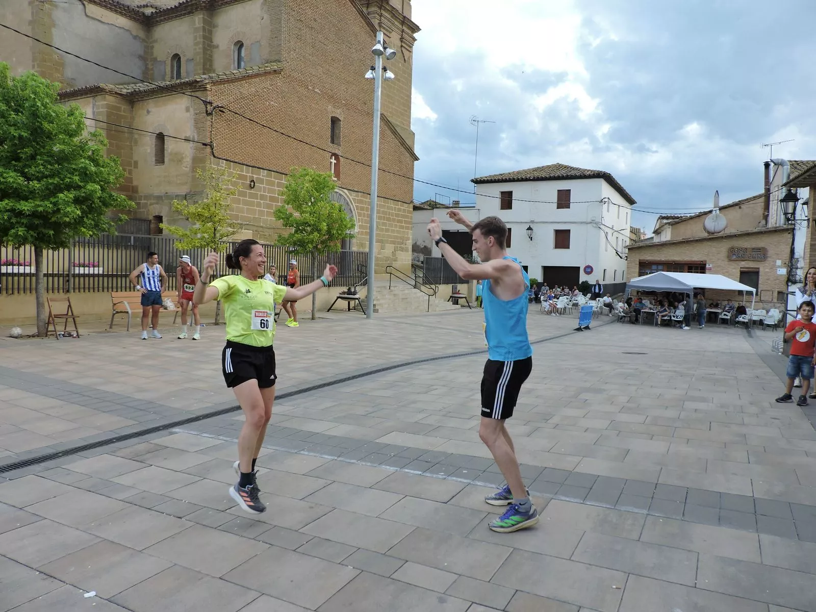 Ani Buero y Miguel Guillén bailando la jota de los pollos