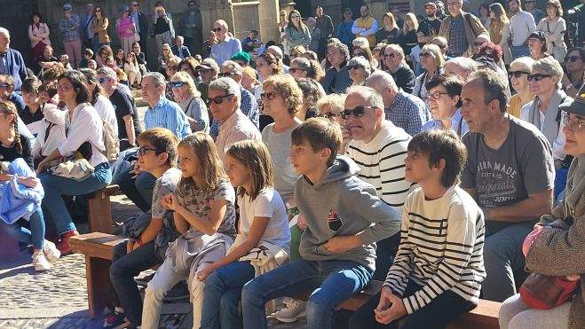 La plaza de la Catedral llena para asistir a la representación La plaza de la Catedral llena para asistir a la representación
