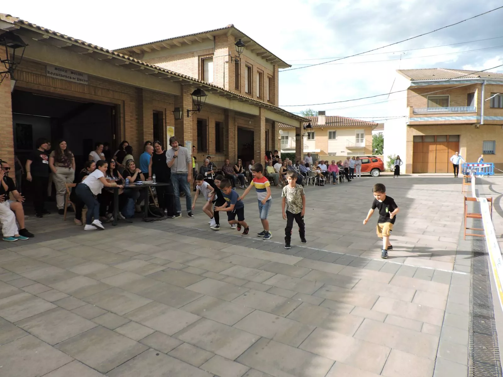 Carrera de niños y niñas de 6 y 7 años