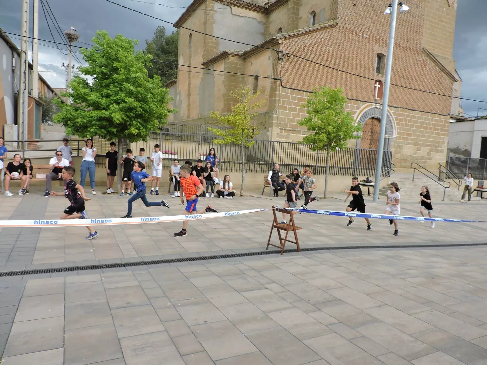 Carrera de niños y niñas de 8 y 9 años