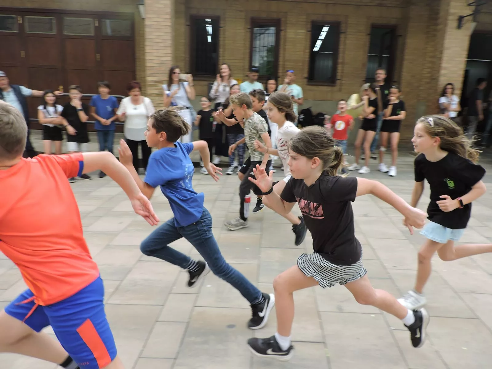 Carrera de niños y niñas de 8 y 9 años